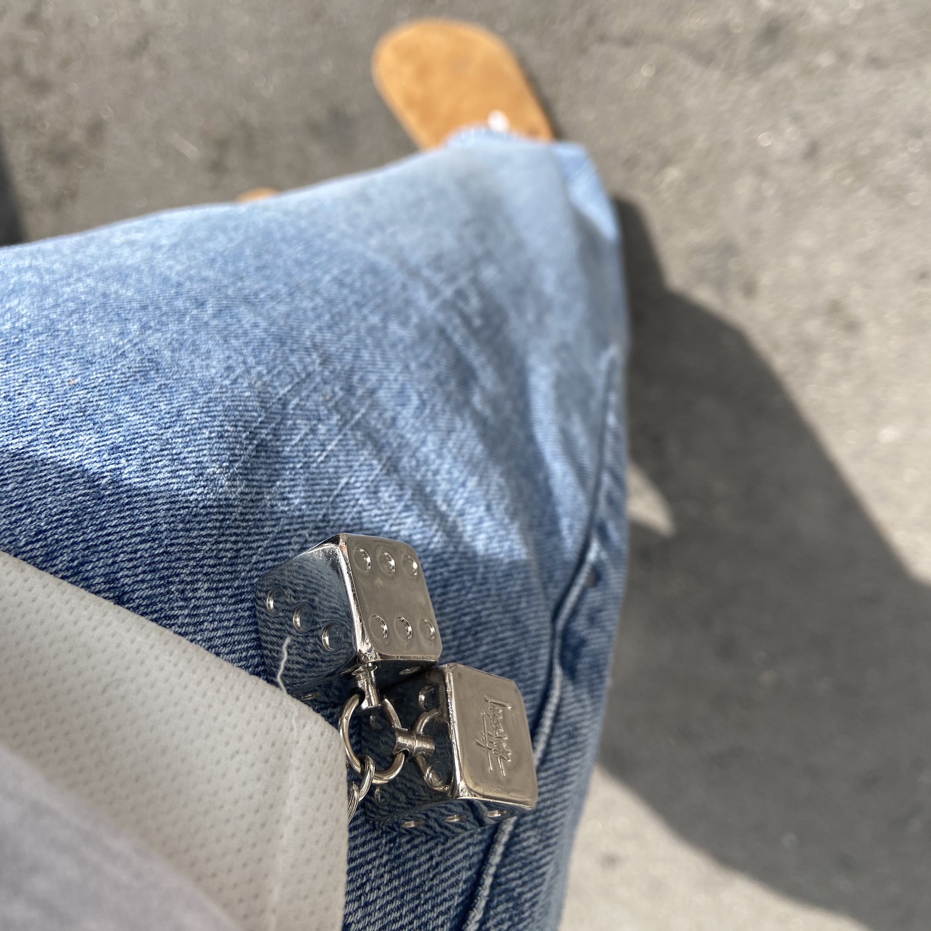 Stussy Metal Dice Keychain Silver 착용 스타일