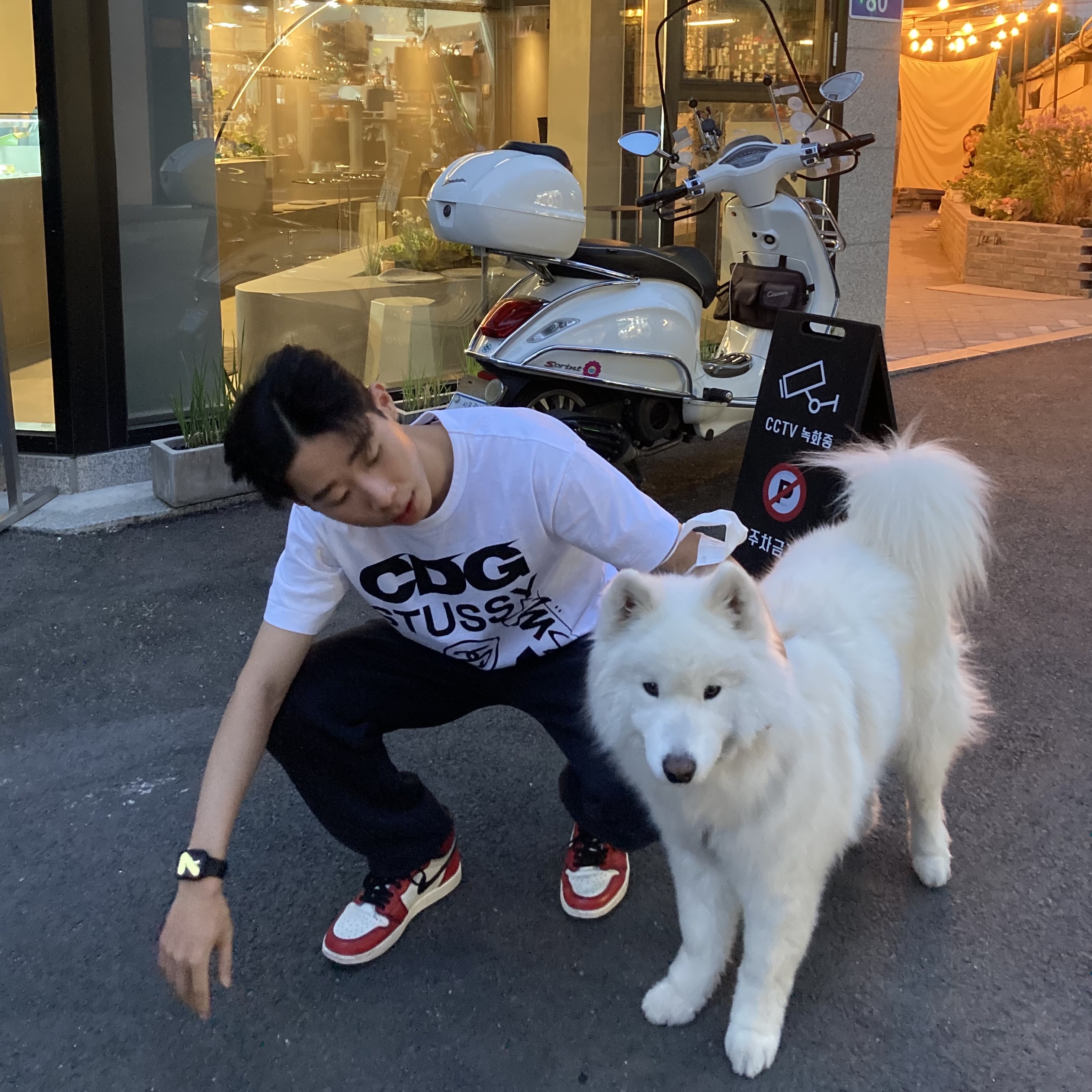 CDG x Stussy T-Shirt White, Jordan 1 Retro High OG Defiant SB LA to Chicago 착용 스타일