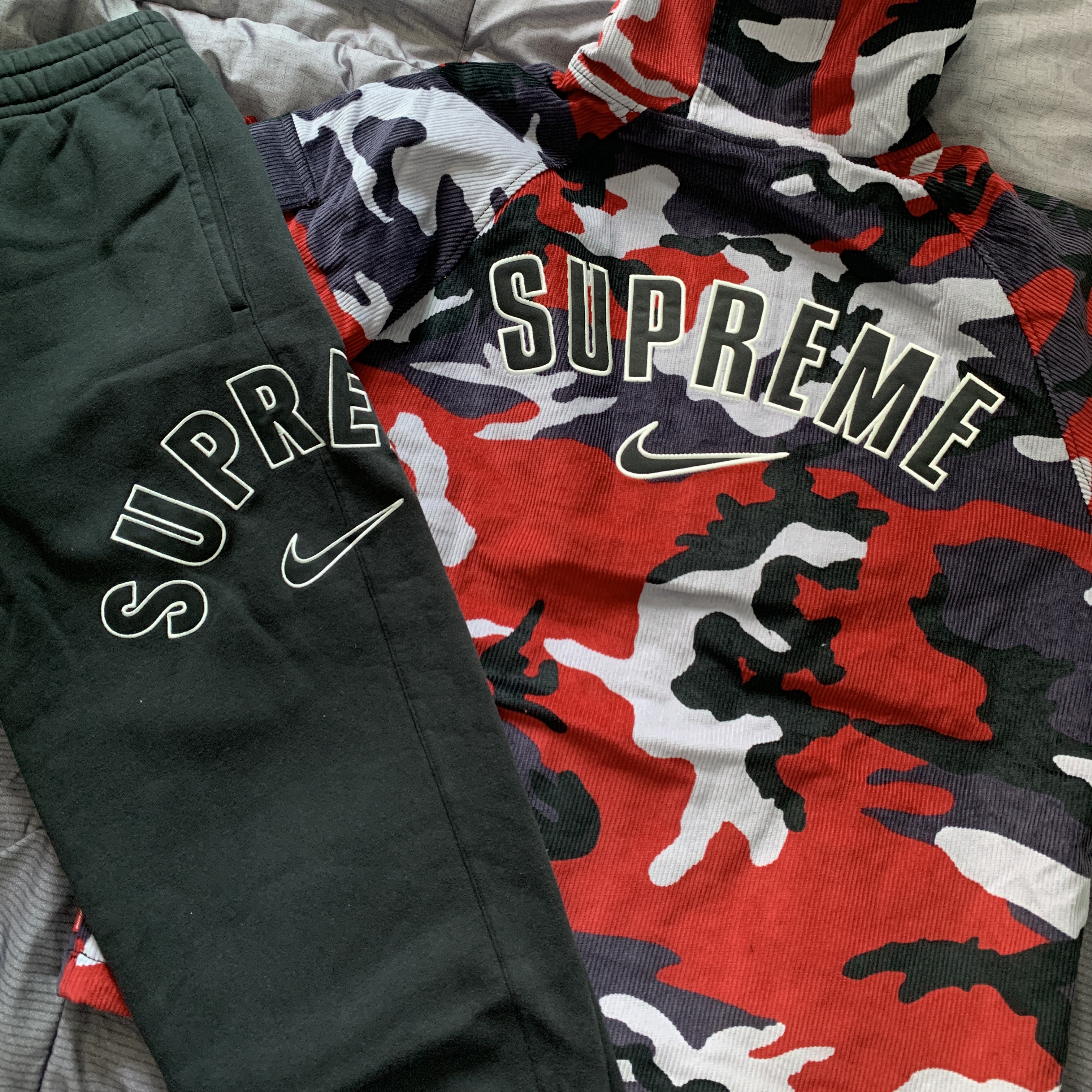 Supreme x Nike Arc Sweatpants Black - 22SS, Supreme x Nike Arc Corduroy Hooded Jacket Red Camo - 22SS 착용 스타일