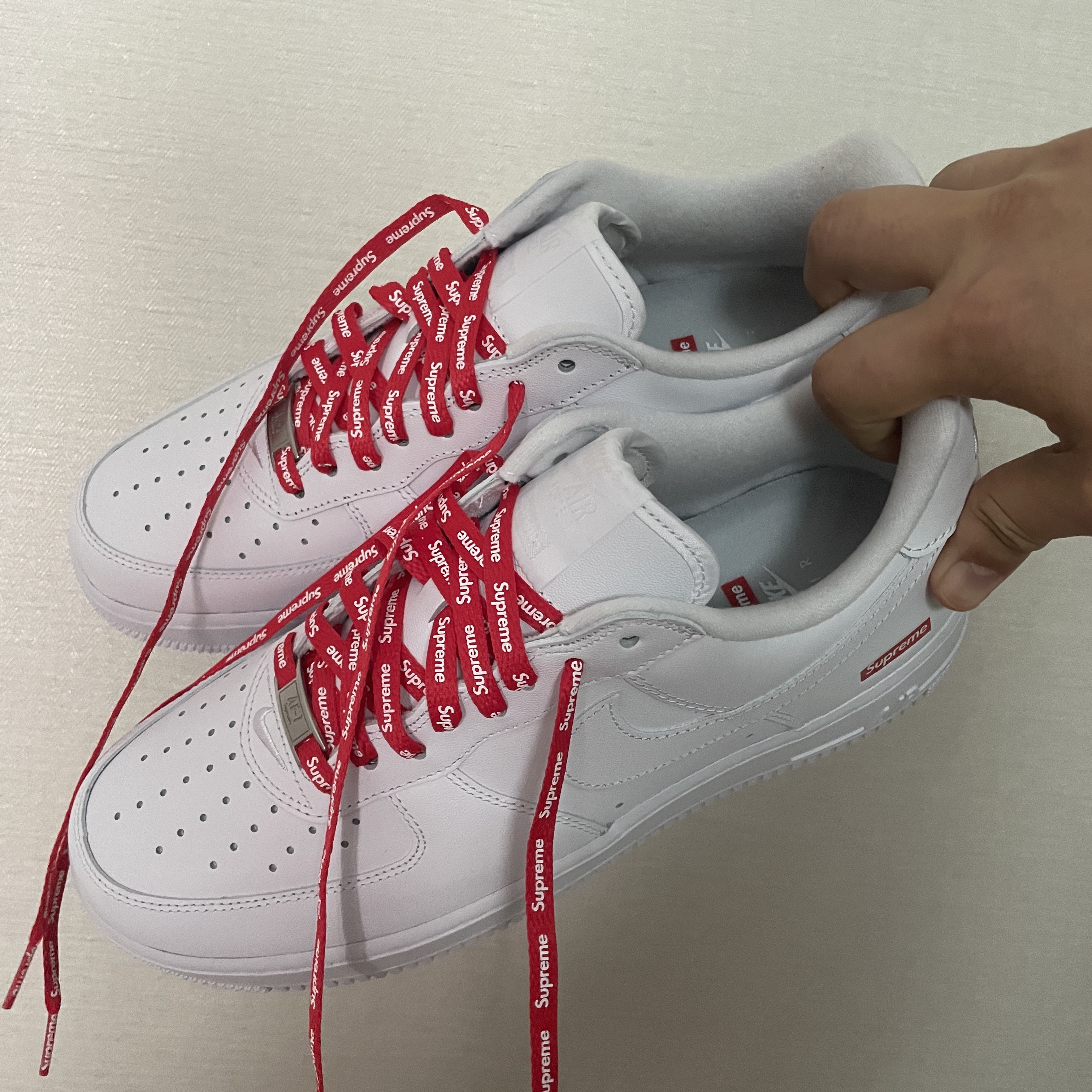 Nike x Supreme Air Force 1 Low White 착용 스타일 - 2