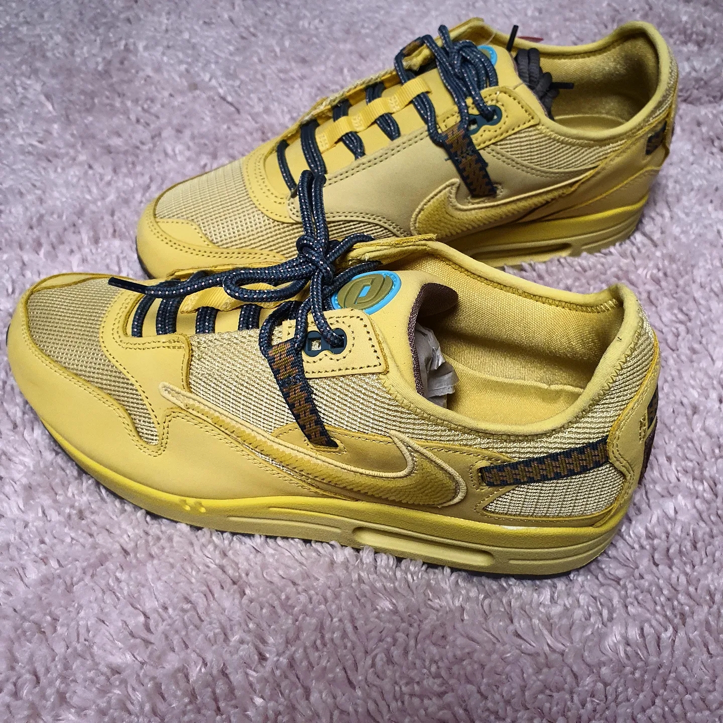 Nike x Travis Scott Air Max 1 Cact.us Gold 착용 스타일 - 4