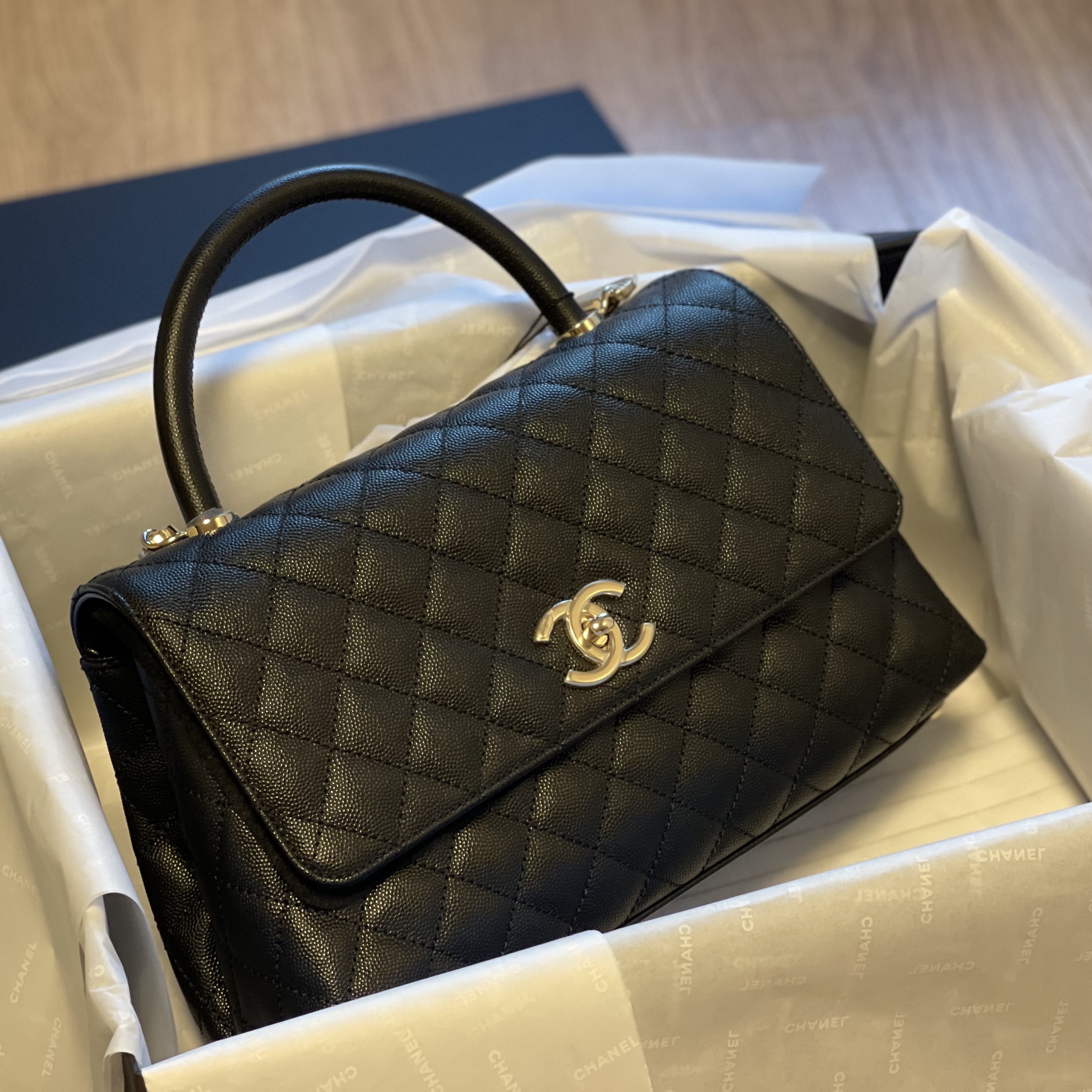 Chanel Large Flap Bag with Top Handle Grained Calfskin & Gold Black 착용 스타일 - 1