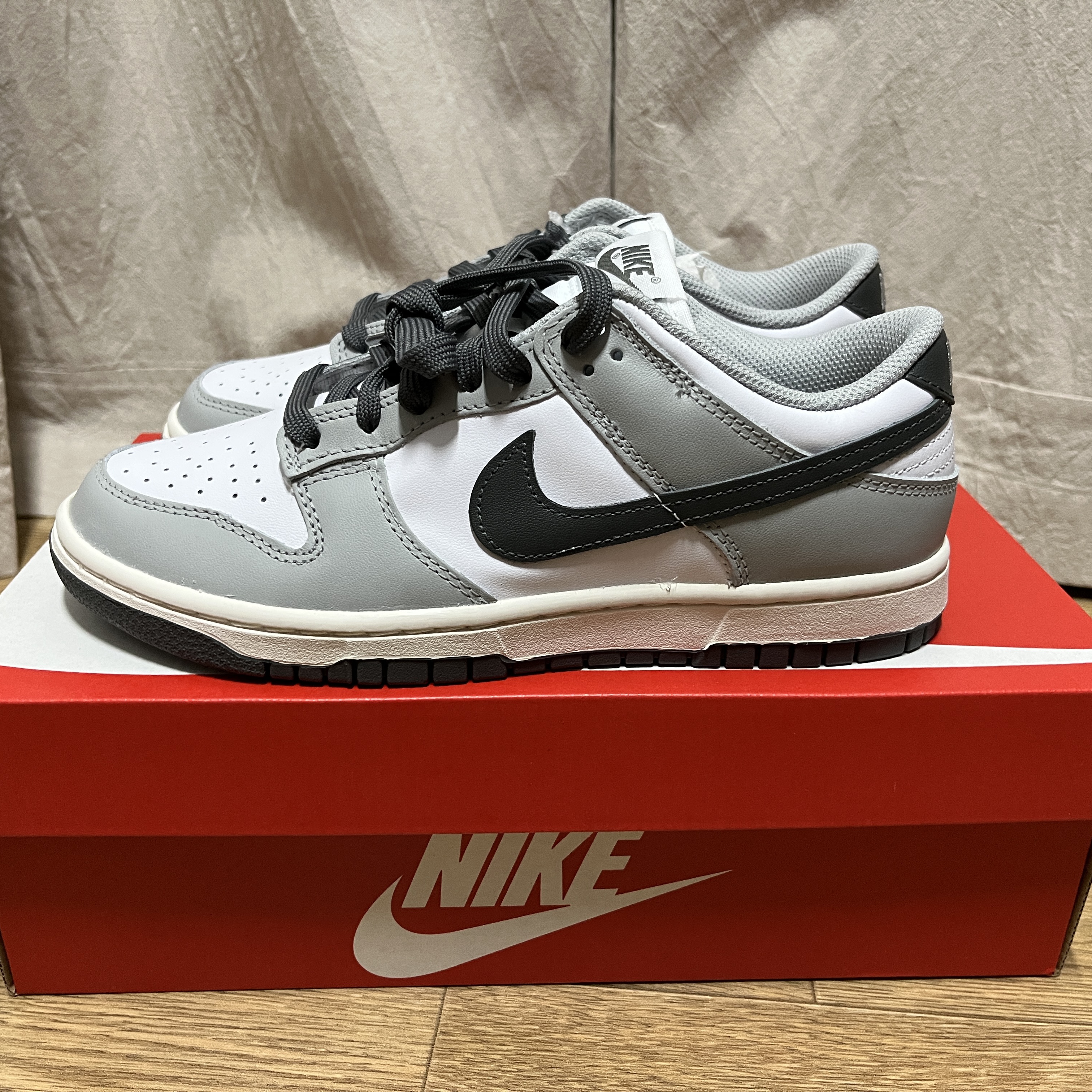 (W) Nike Dunk Low Light Smoke Grey 착용 스타일 - 1
