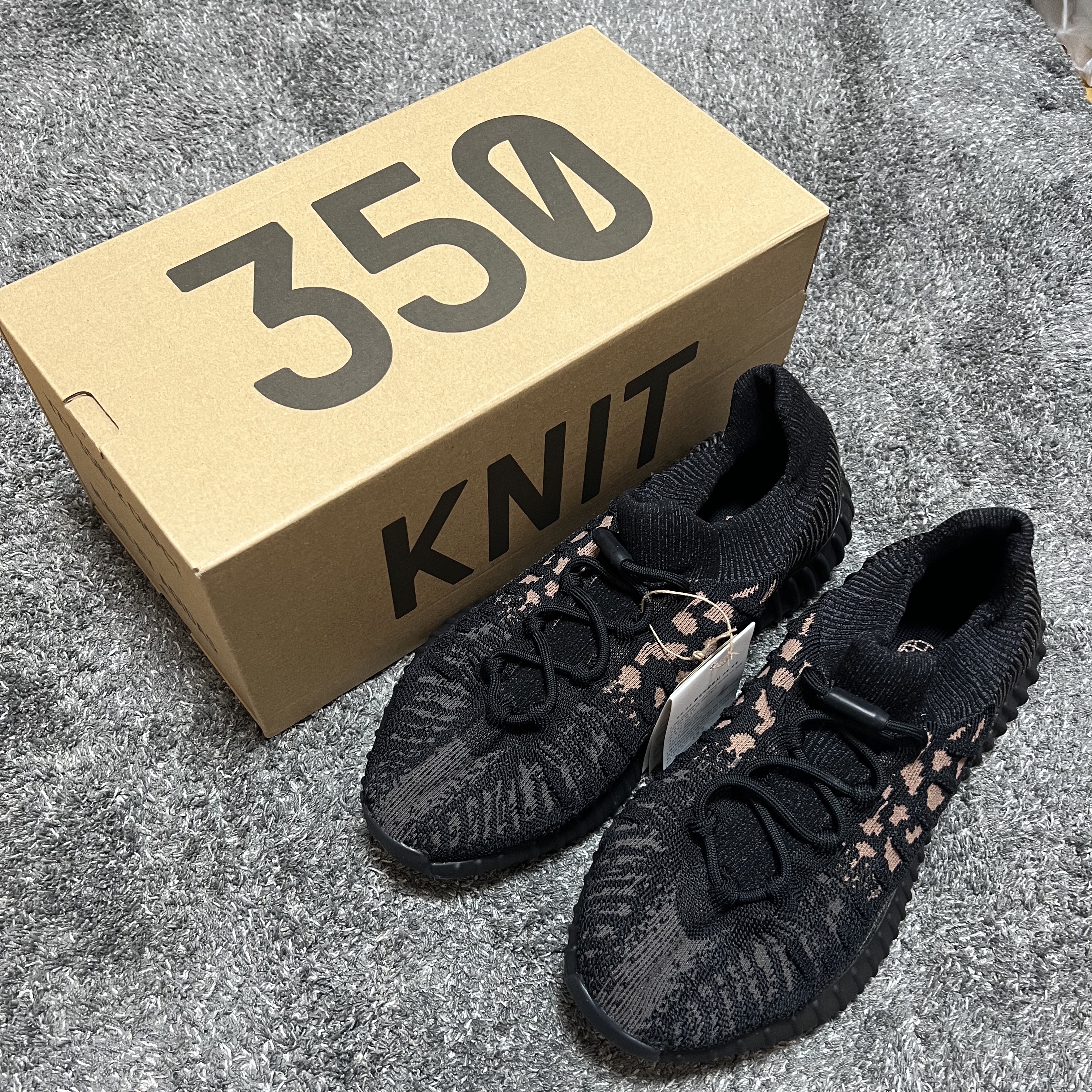 Adidas Yeezy 350 V2 CMPCT Slate Carbon 착용 스타일 - 1