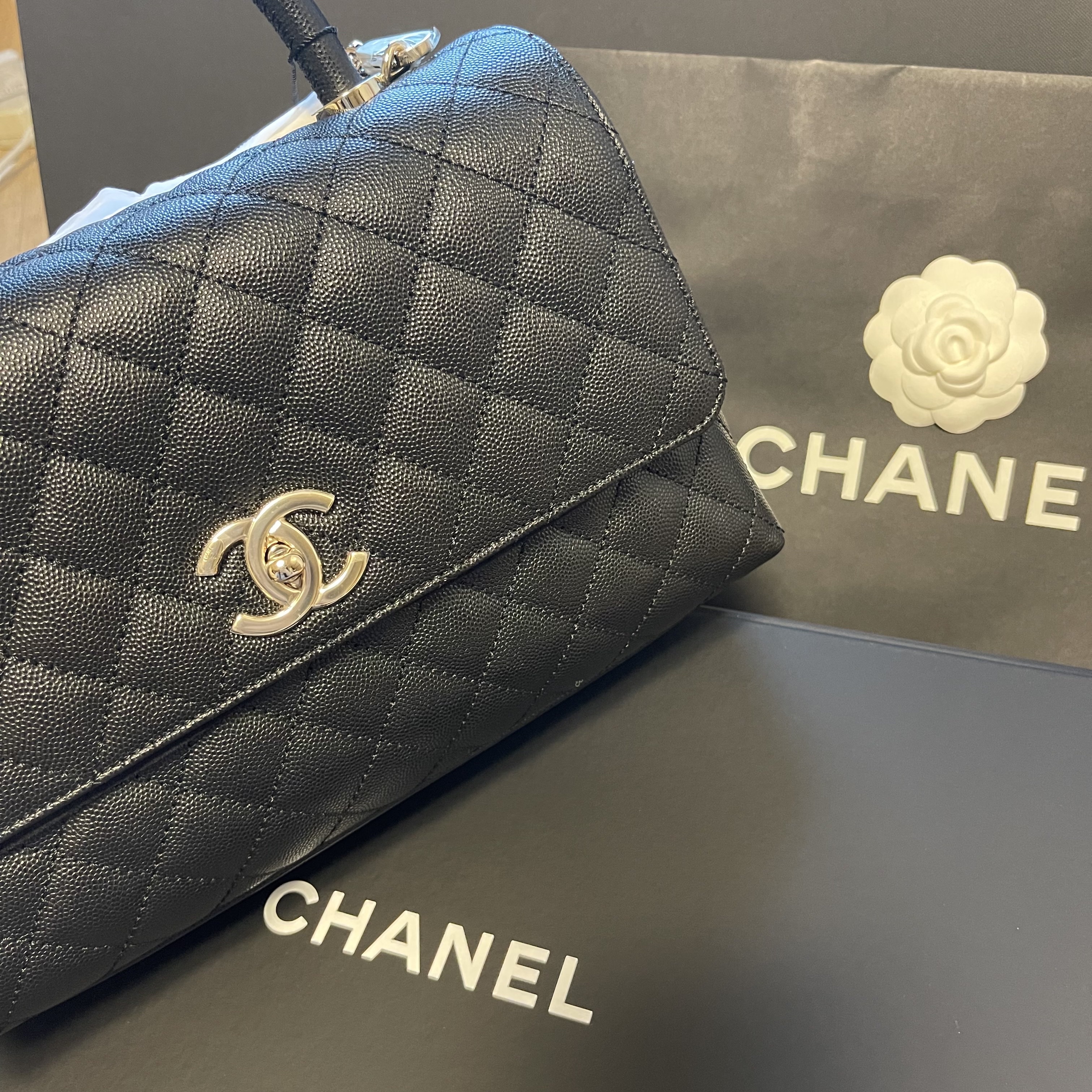 Chanel Large Flap Bag with Top Handle Grained Calfskin & Gold Black 착용 스타일 - 2