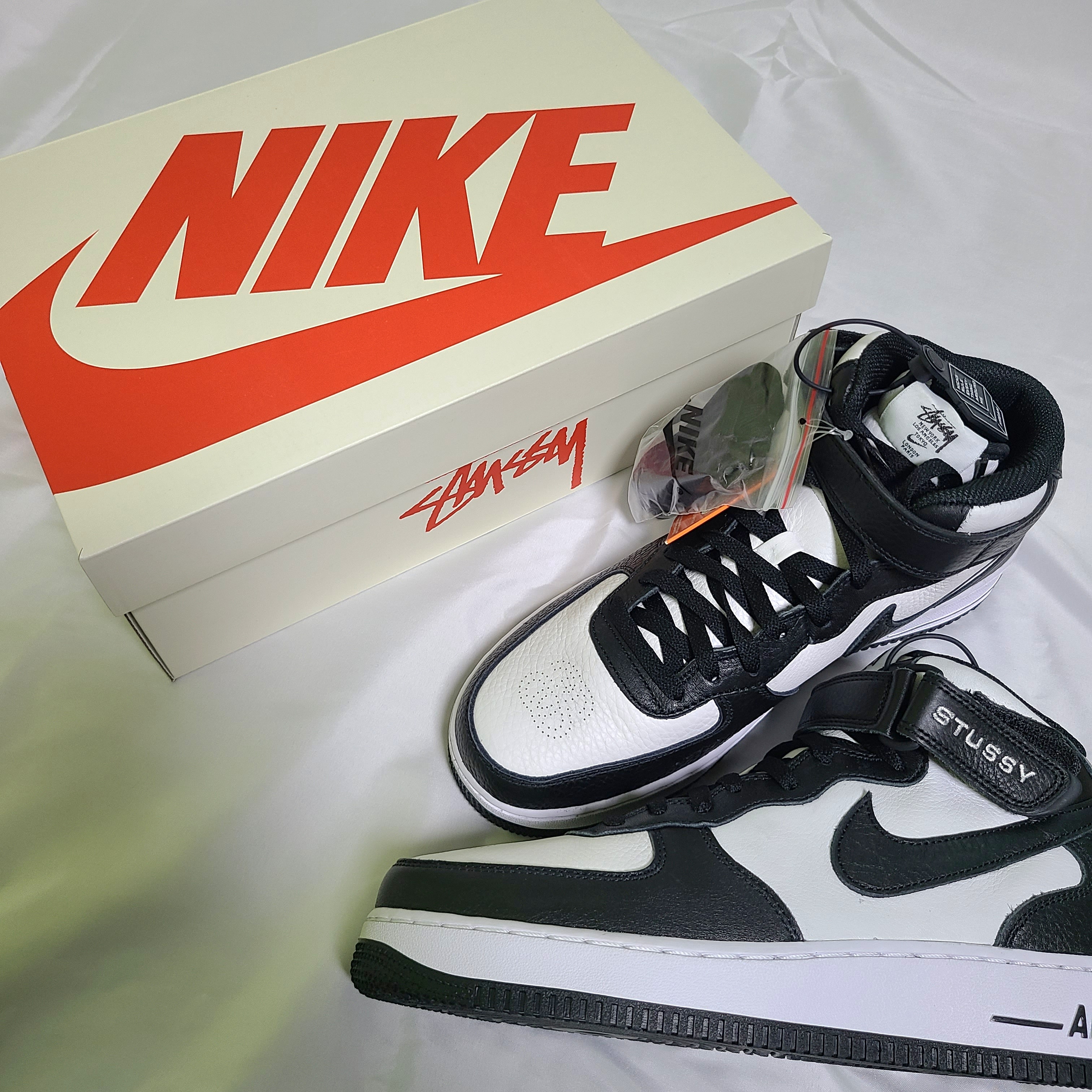 Nike x Stussy Air Force 1 '07 Mid SP Black and Light Bone 착용 스타일