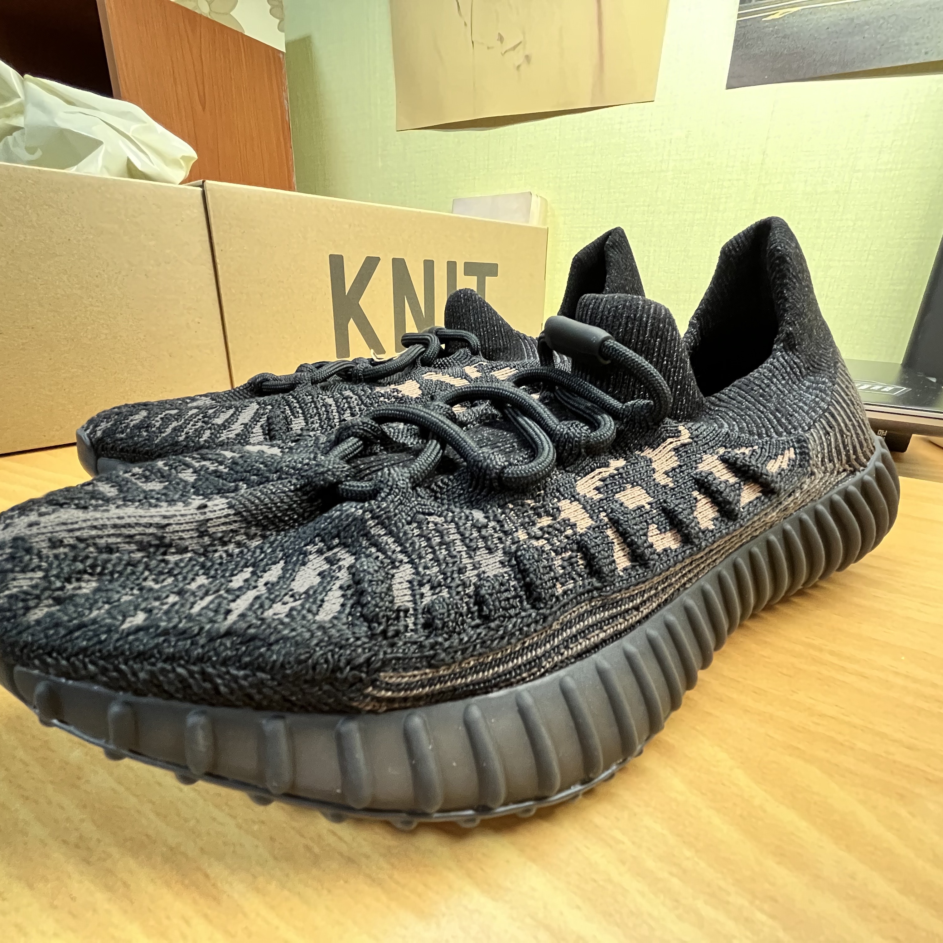 Adidas Yeezy 350 V2 CMPCT Slate Carbon 착용 스타일 - 1