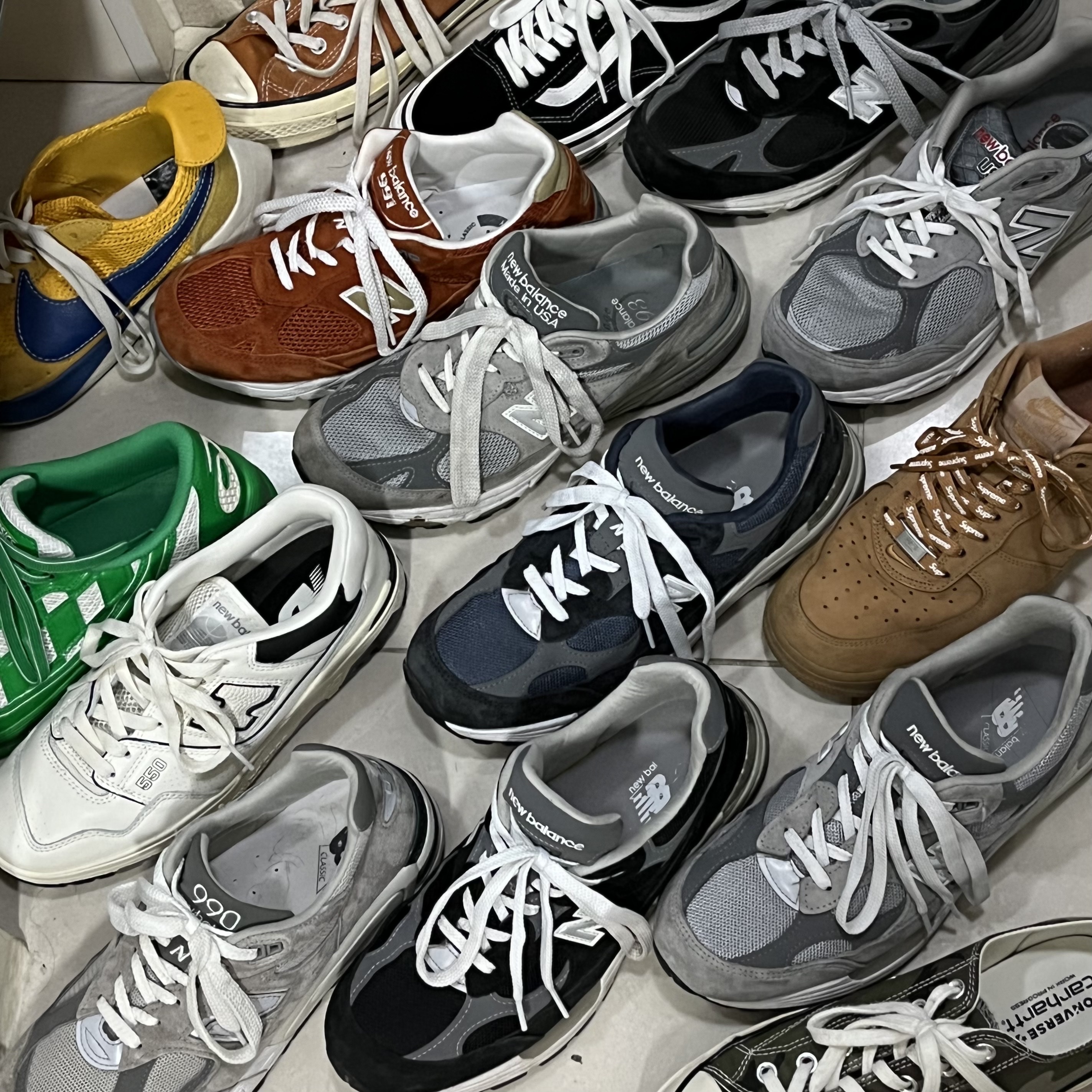 Asics x Kiko Kostadinov Gel-Kiril Cilantro, Nike x Supreme Air Force 1 Low Flax 착용 스타일