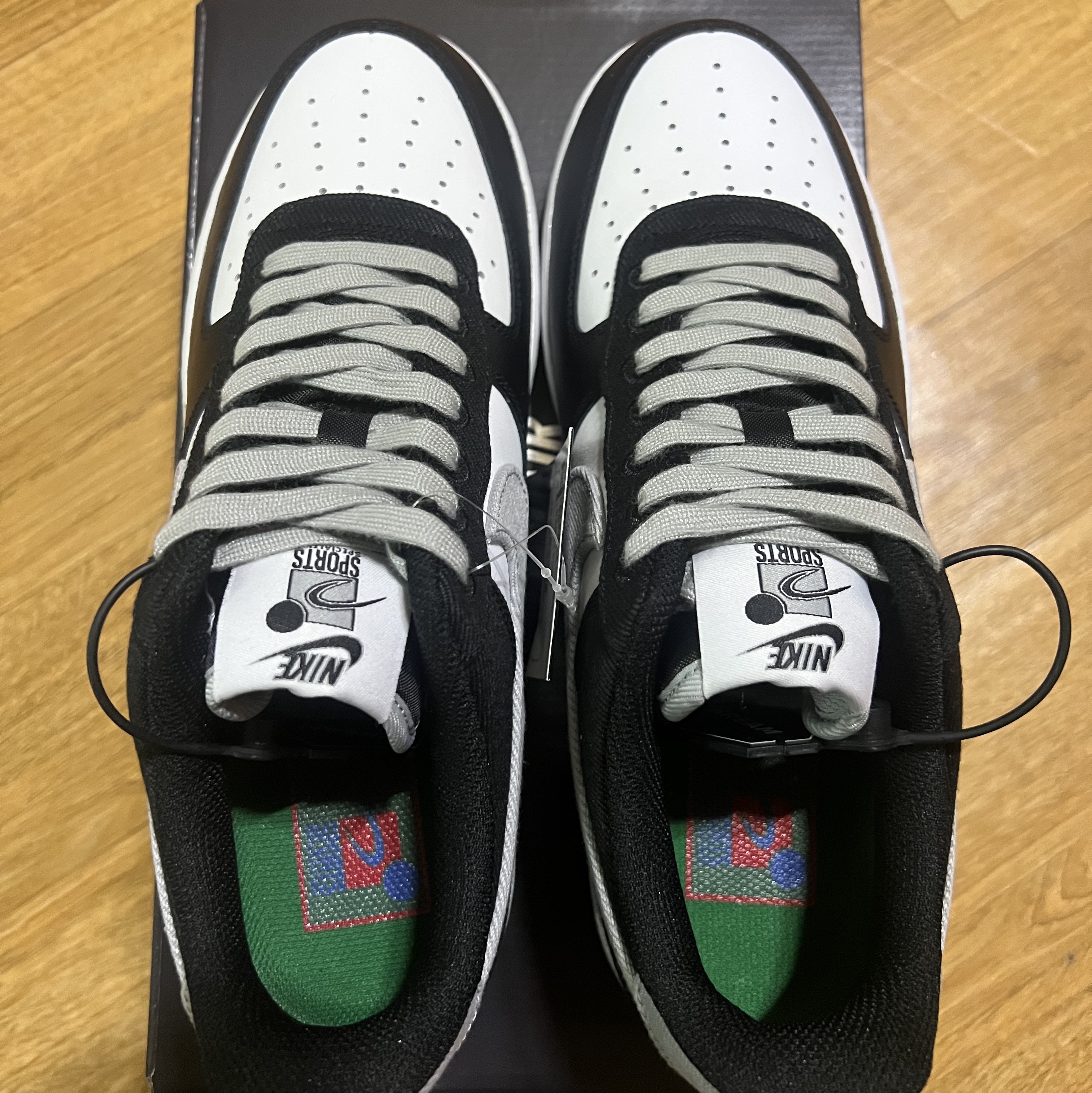 Nike Air Force 1 '07 LV8 EMB Black Silver 착용 스타일 - 2