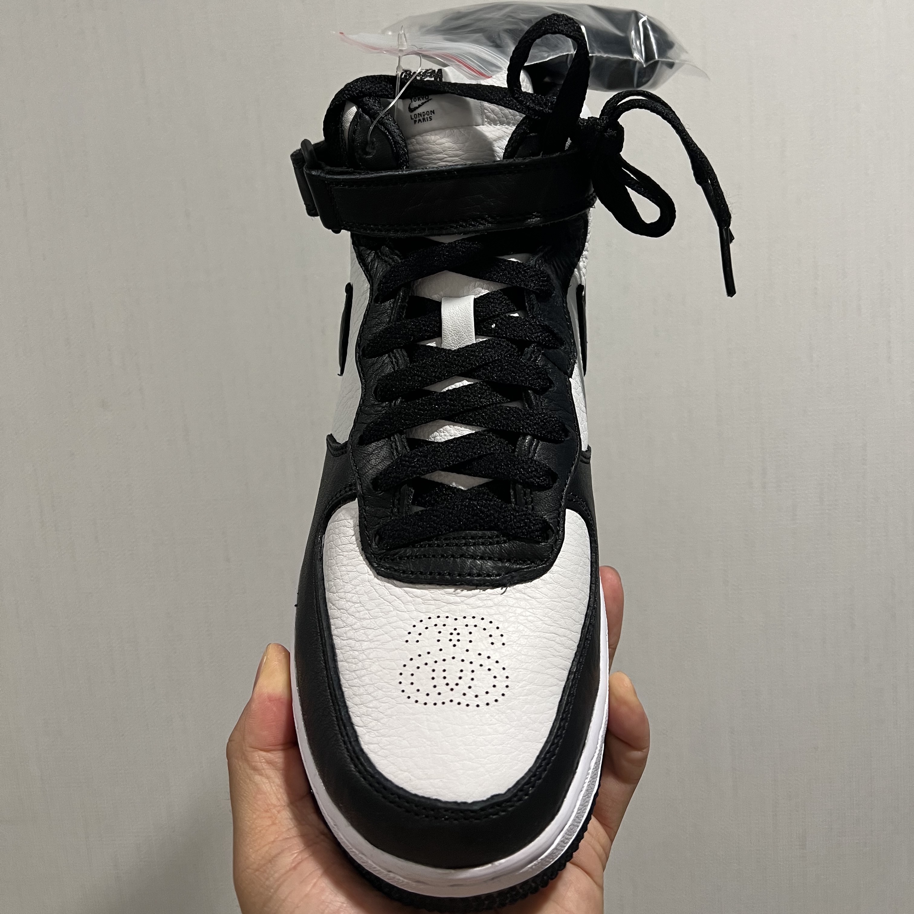Nike x Stussy Air Force 1 '07 Mid SP Black and Light Bone 착용 스타일 - 3