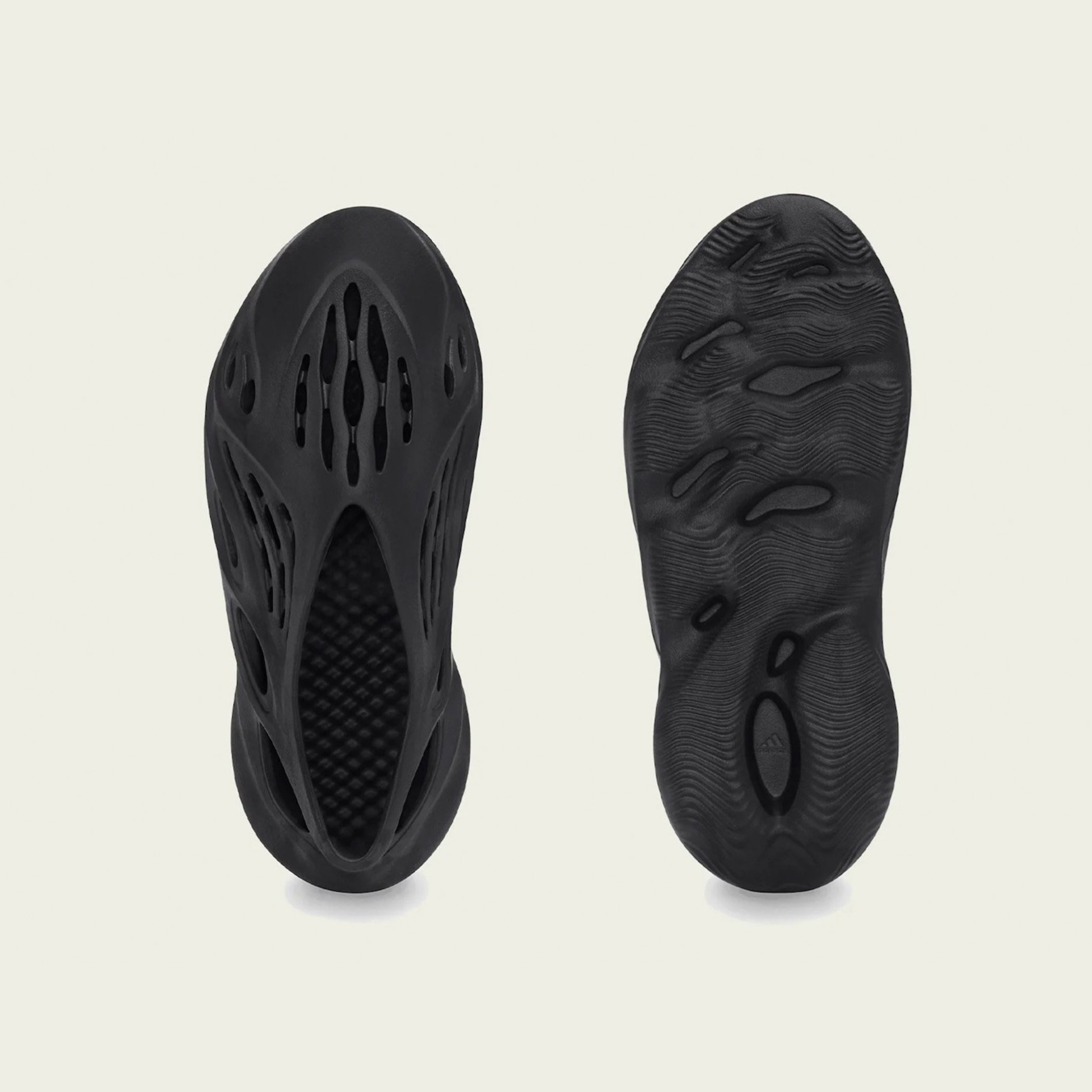 Adidas Yeezy Foam RNNR Onyx 착용 스타일 - 3