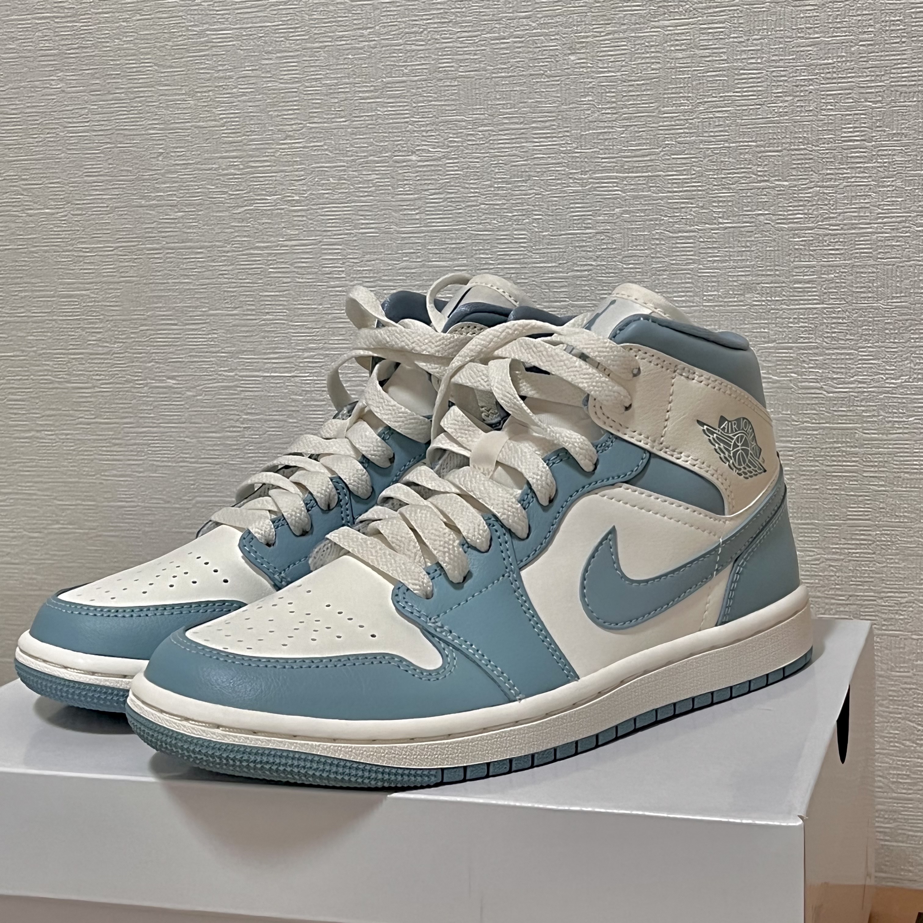 (W) Jordan 1 Mid Sail and Worn Blue 착용 스타일