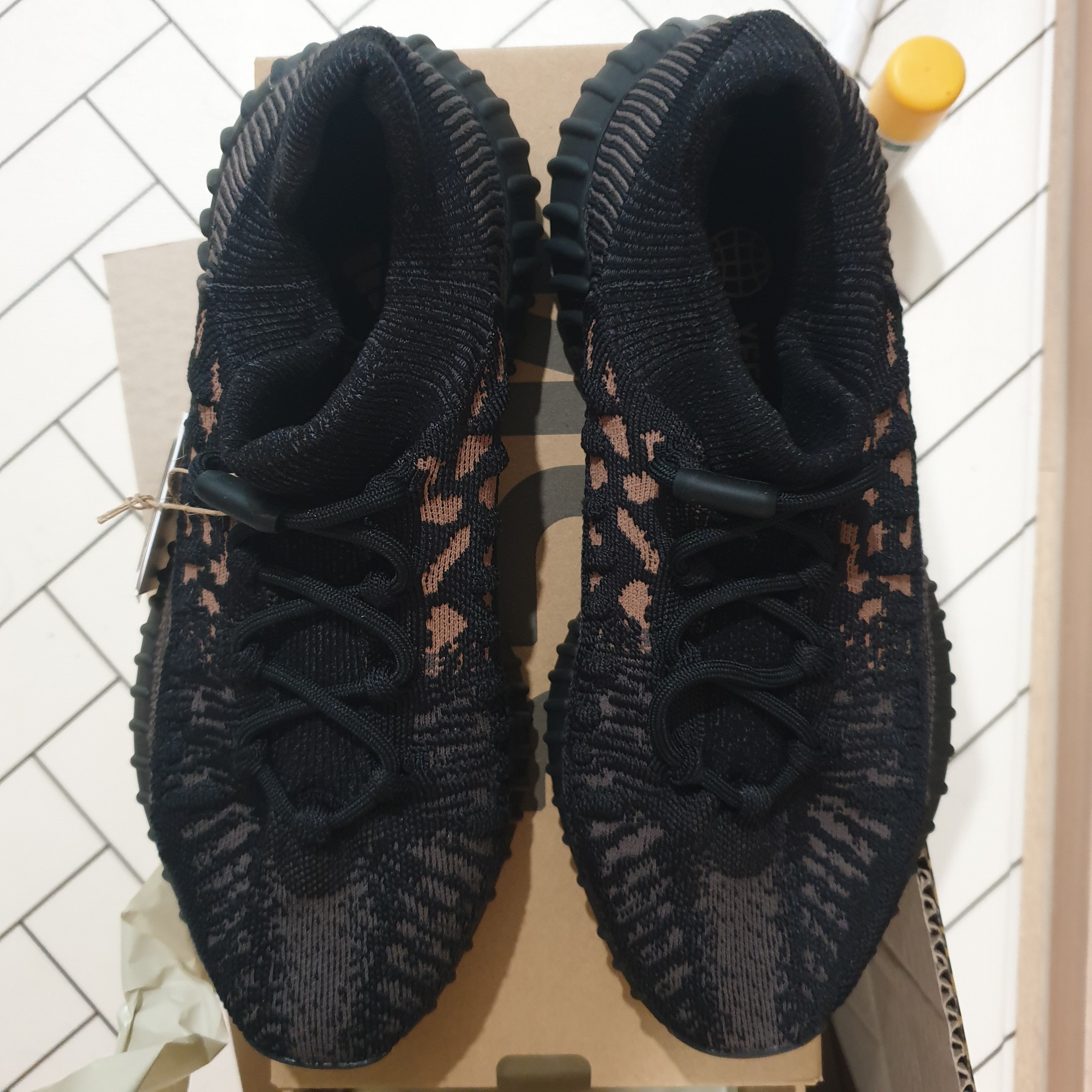 Adidas Yeezy 350 V2 CMPCT Slate Carbon 착용 스타일