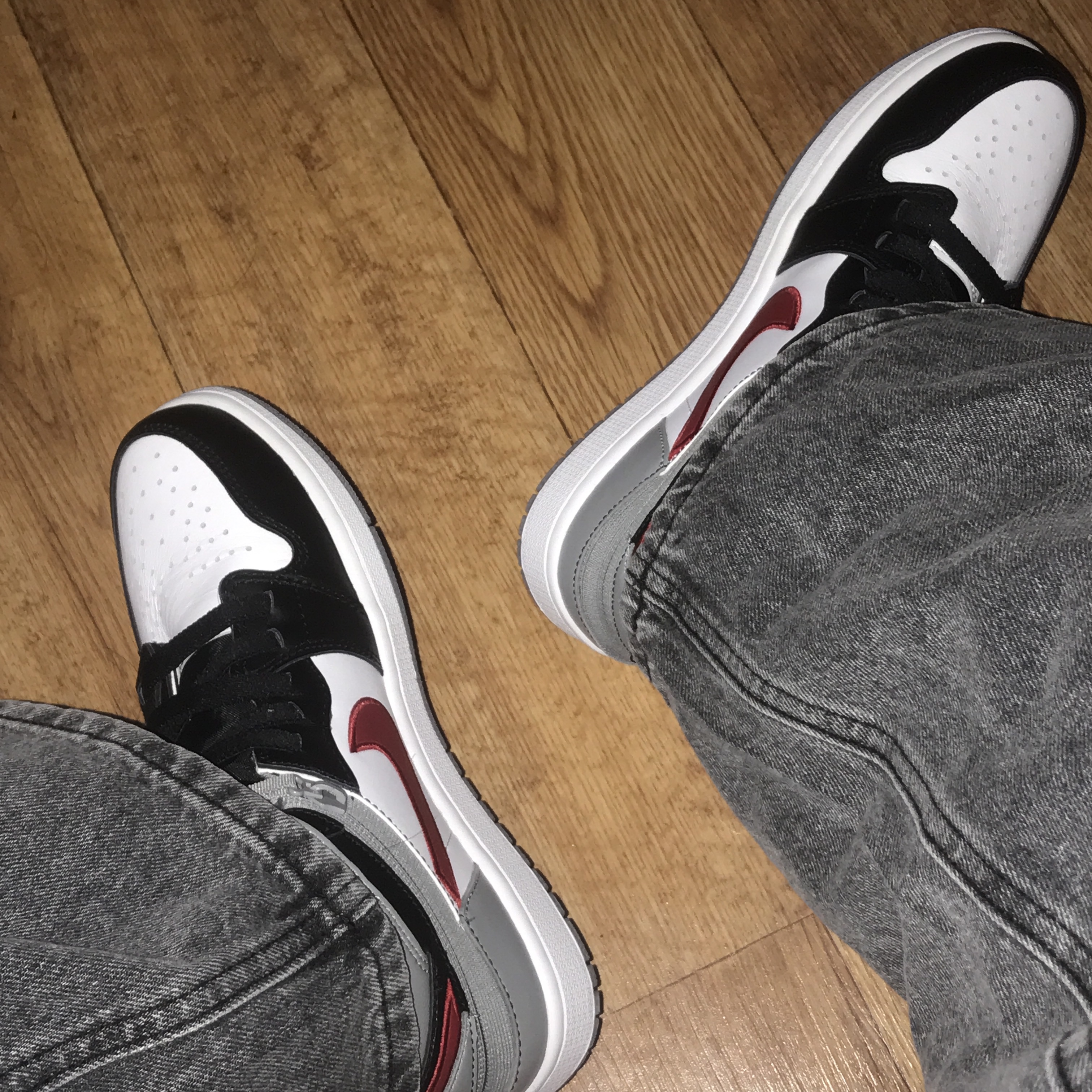 Jordan 1 High FlyEase Black Particle Grey Gym Red 착용 스타일