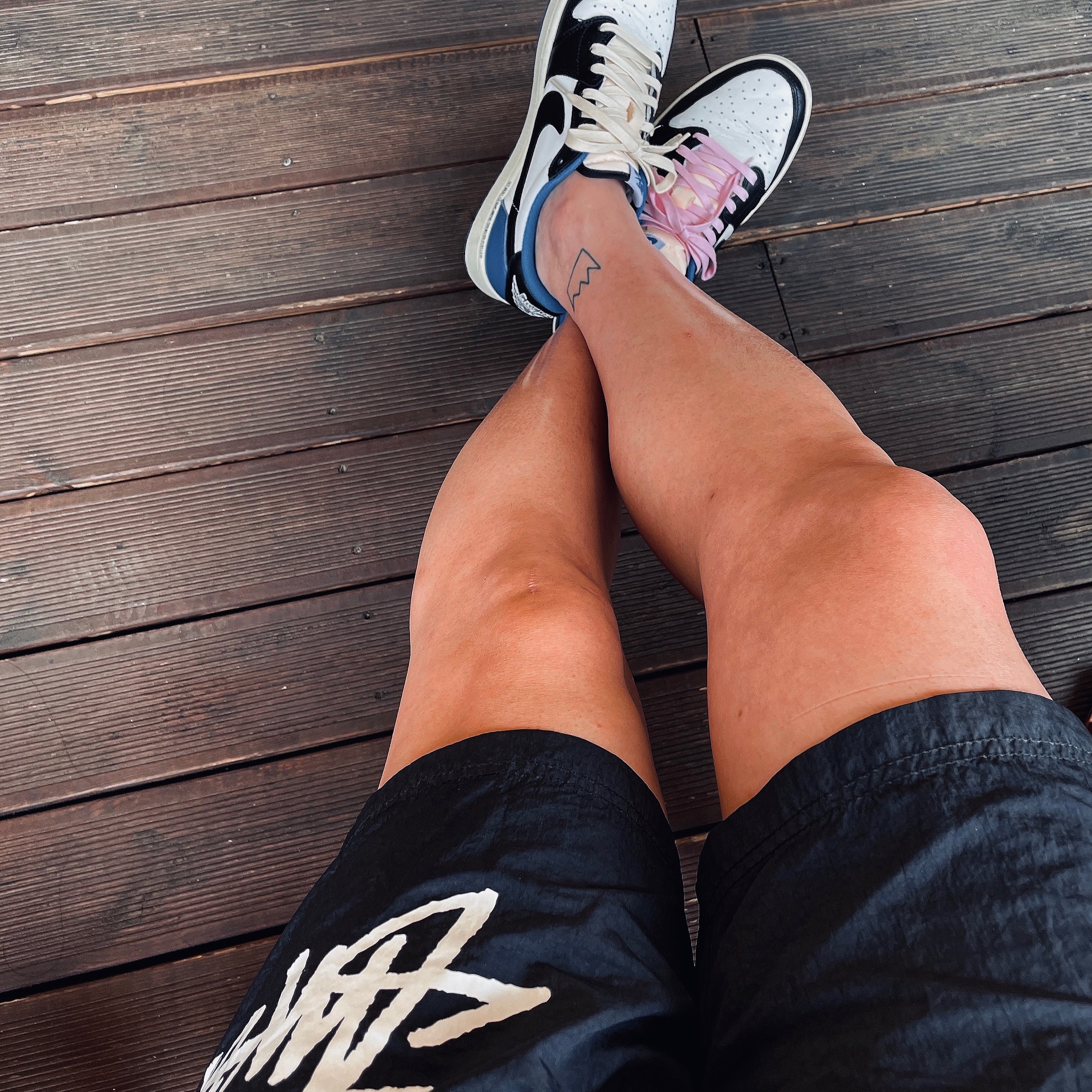 Nike x Stussy Water Shorts Off Noir, Jordan 1 x Travis Scott x Fragment Retro Low OG SP Military Blue 착용 스타일