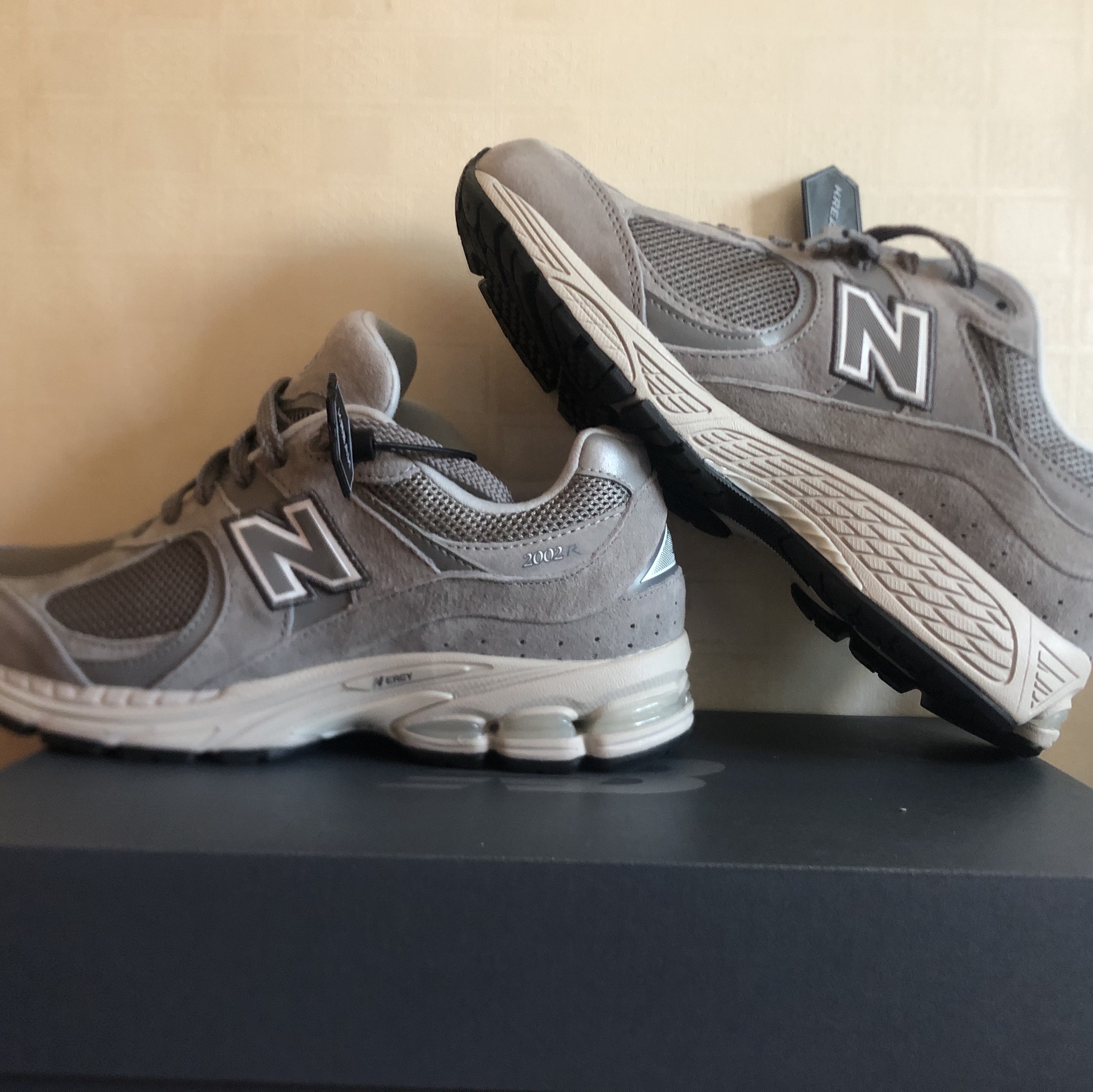 New Balance 2002R Grey 착용 스타일