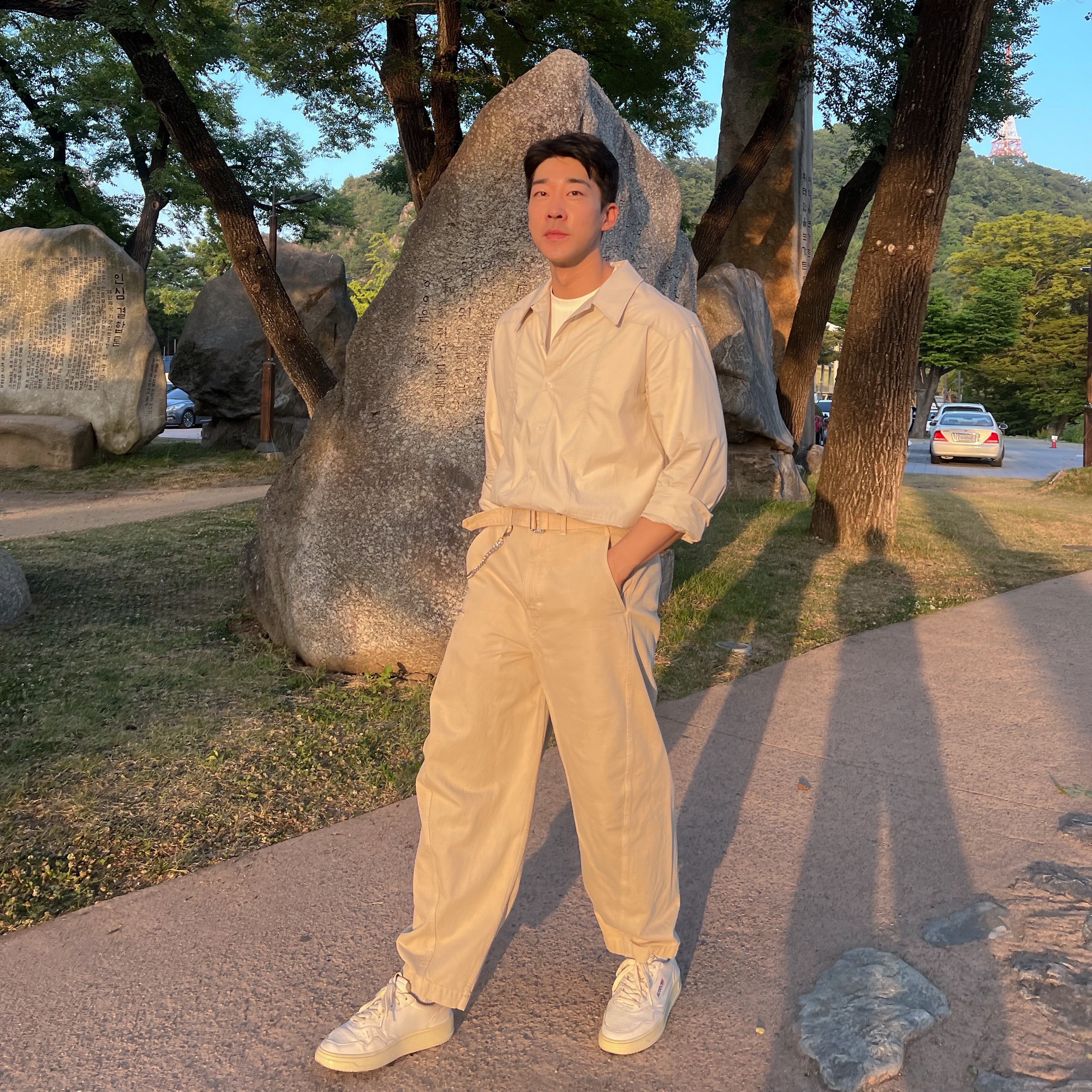 Lemaire Twisted Belted Pants Cotton Satin Light Taupe, Autry Medalist Low Goatskin Sneakers White 착용 스타일 - 1