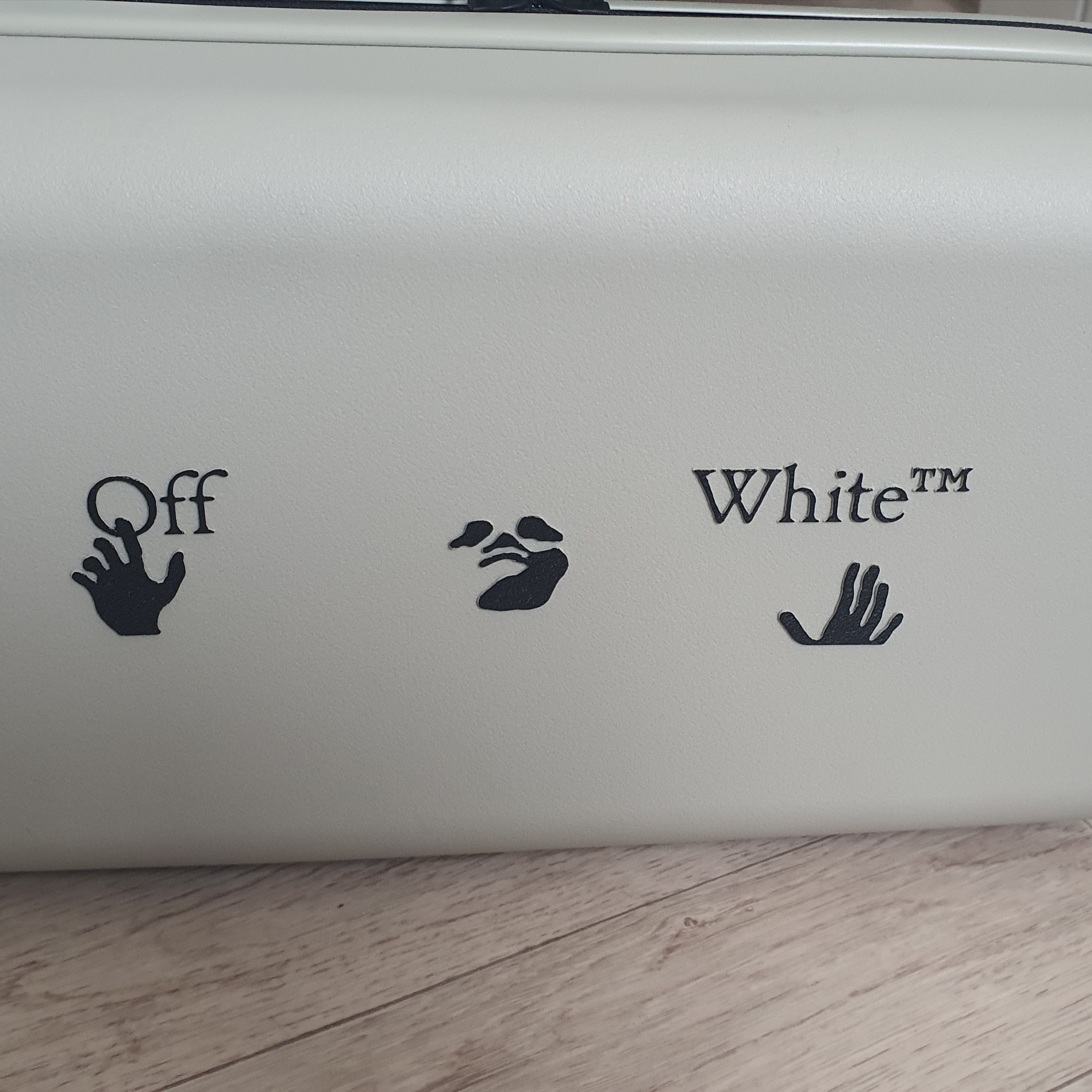 Off-White x Amore Pacific Protection Box (Without Cosmetics) 착용 스타일 - 2