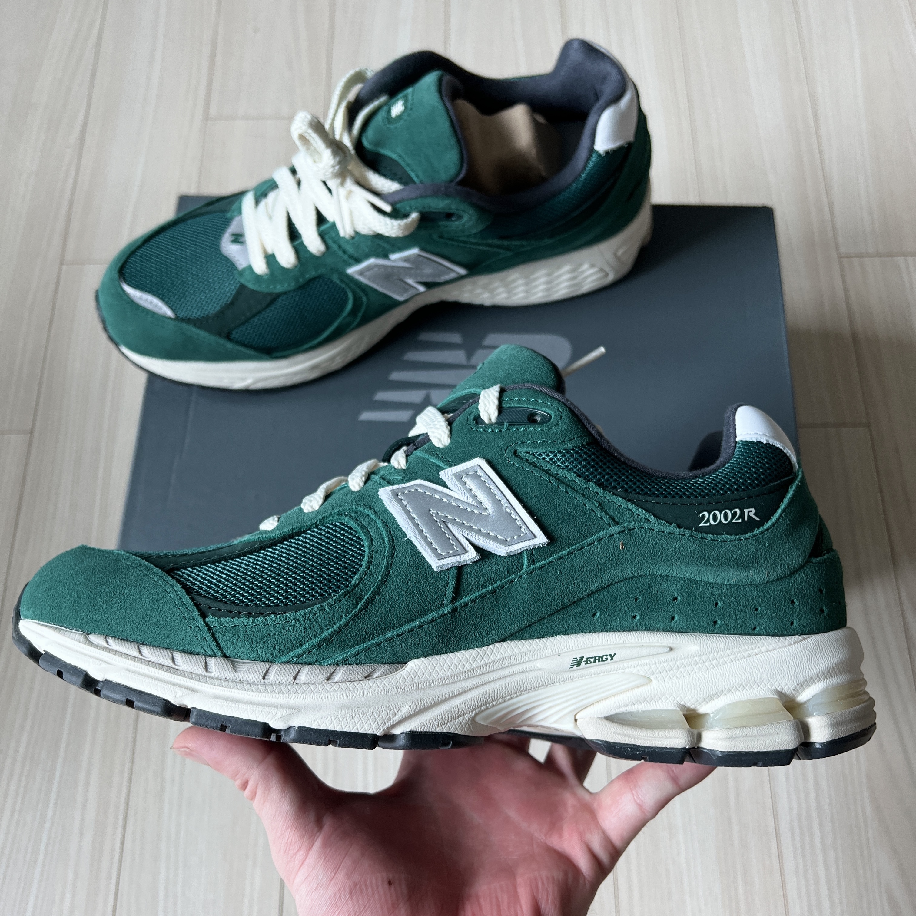 New Balance 2002R Nightwatch Green 착용 스타일