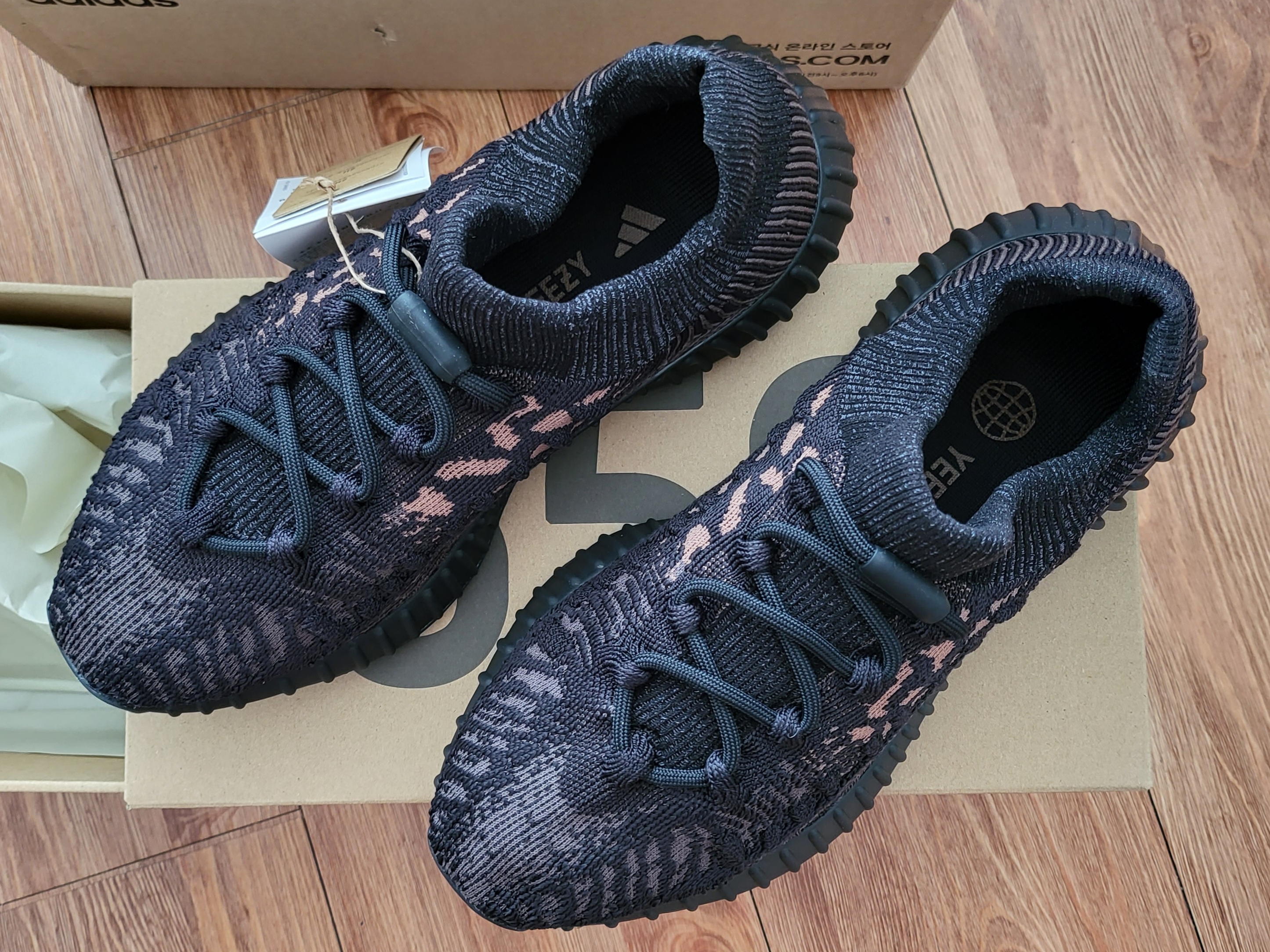 Adidas Yeezy 350 V2 CMPCT Slate Carbon 착용 스타일 - 4