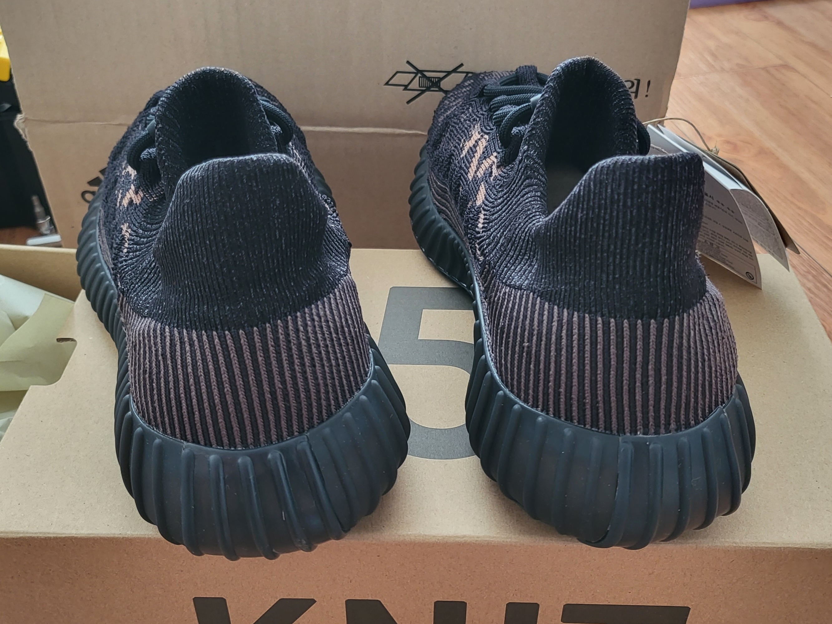 Adidas Yeezy 350 V2 CMPCT Slate Carbon 착용 스타일 - 5
