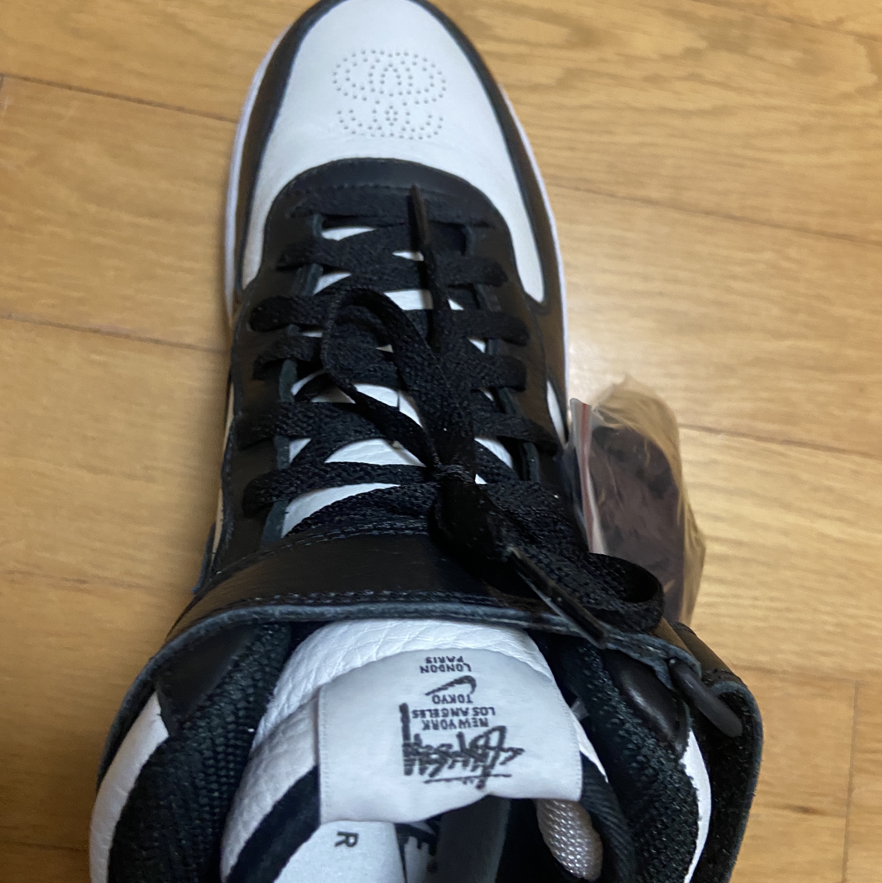 Nike x Stussy Air Force 1 '07 Mid SP Black and Light Bone 착용 스타일 - 2