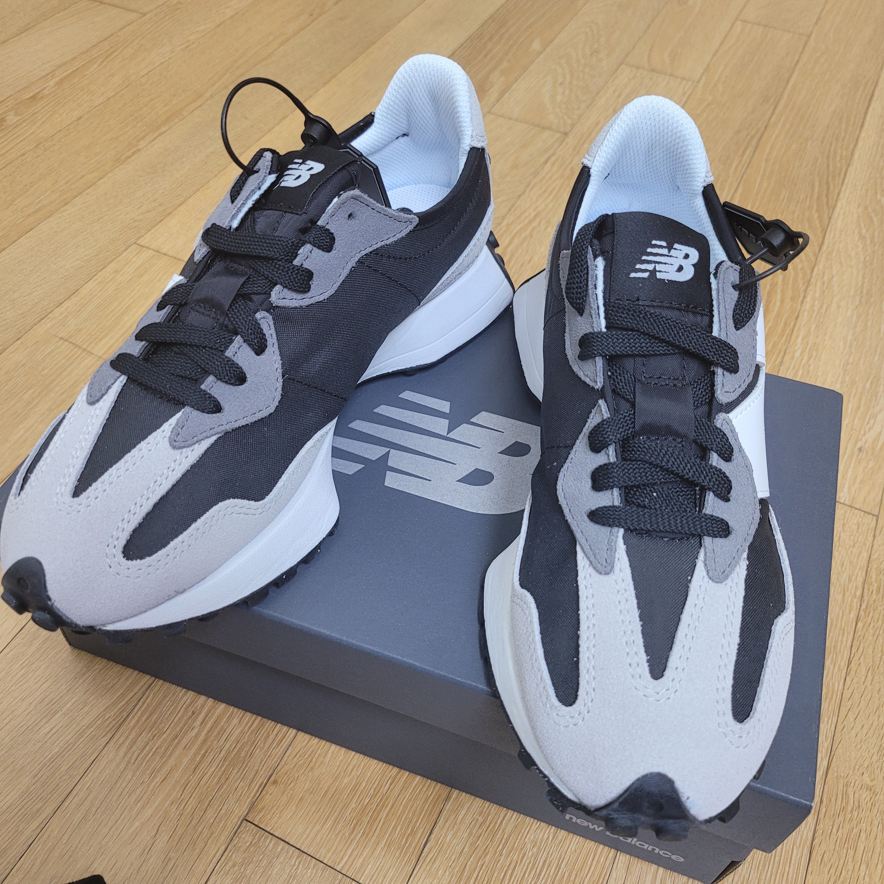 New Balance 327 Black Grey, New Balance 327 Shifted White Pack 착용 스타일 - 1