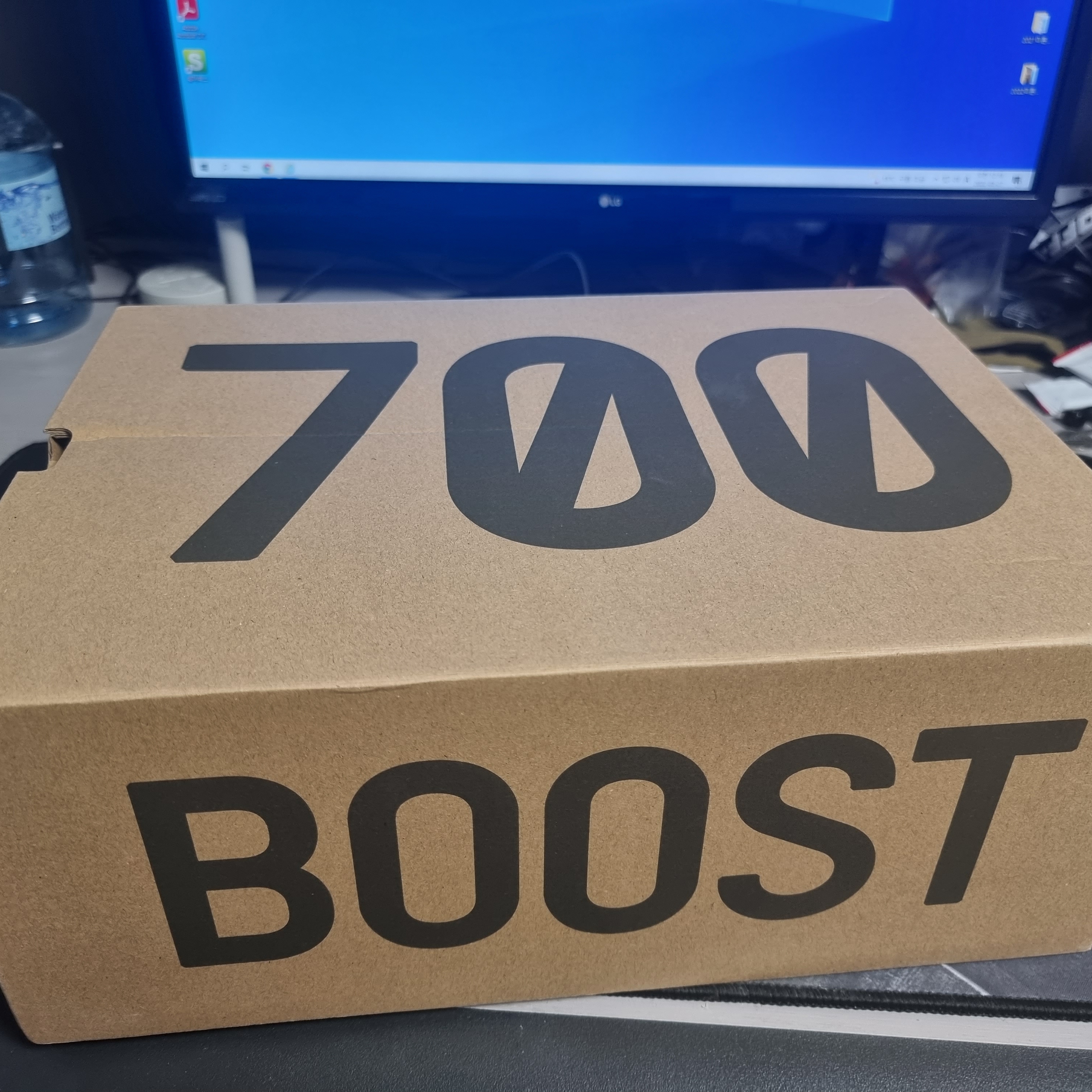 Adidas Yeezy Boost 700 V2 Static 2022 착용 스타일 - 1