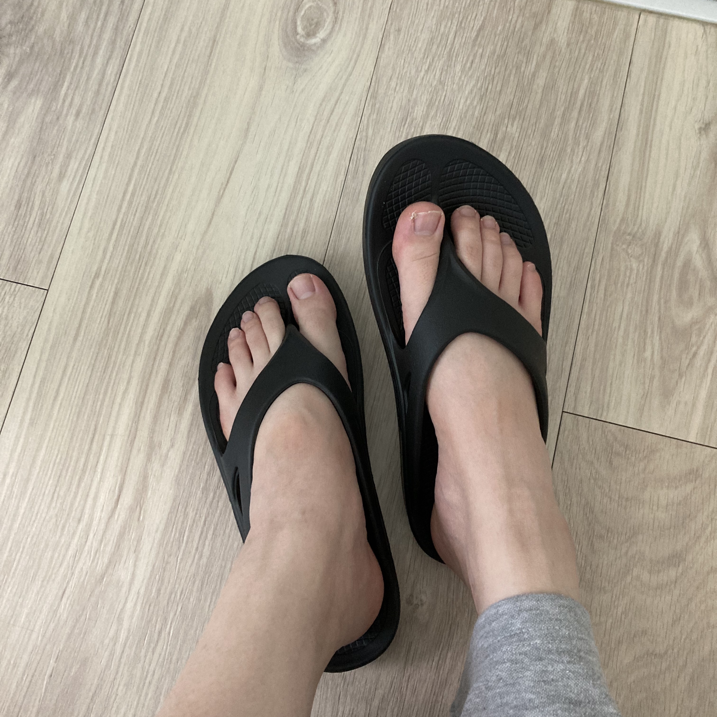 Oofos OOriginal Black 착용 스타일