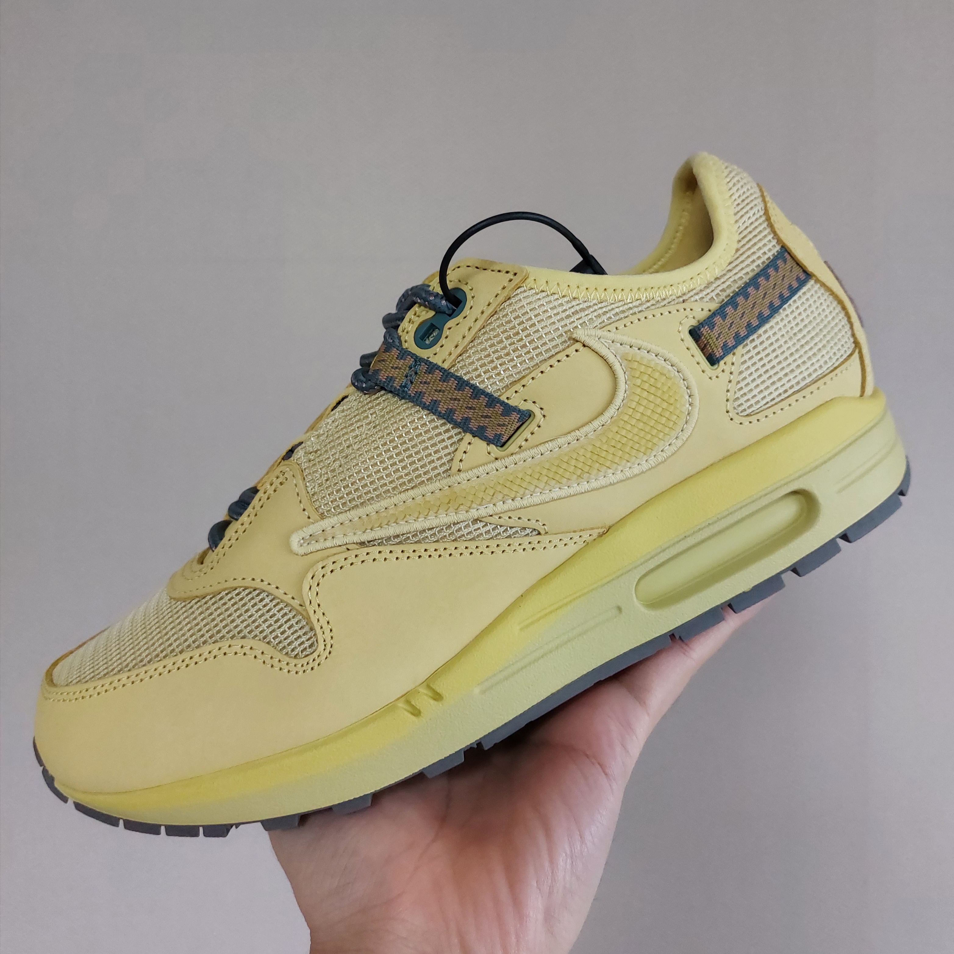 Nike x Travis Scott Air Max 1 Cact.us Gold 착용 스타일