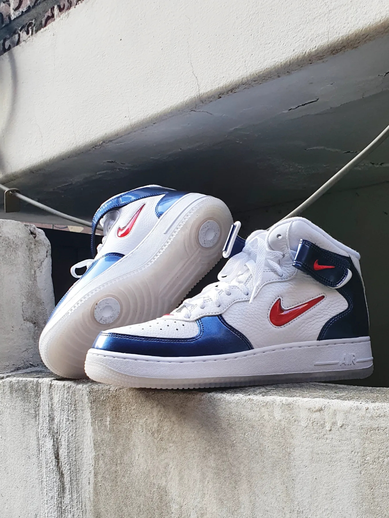 Nike Air Force 1 Mid QS University Red and Midnight Navy 착용 스타일 - 4