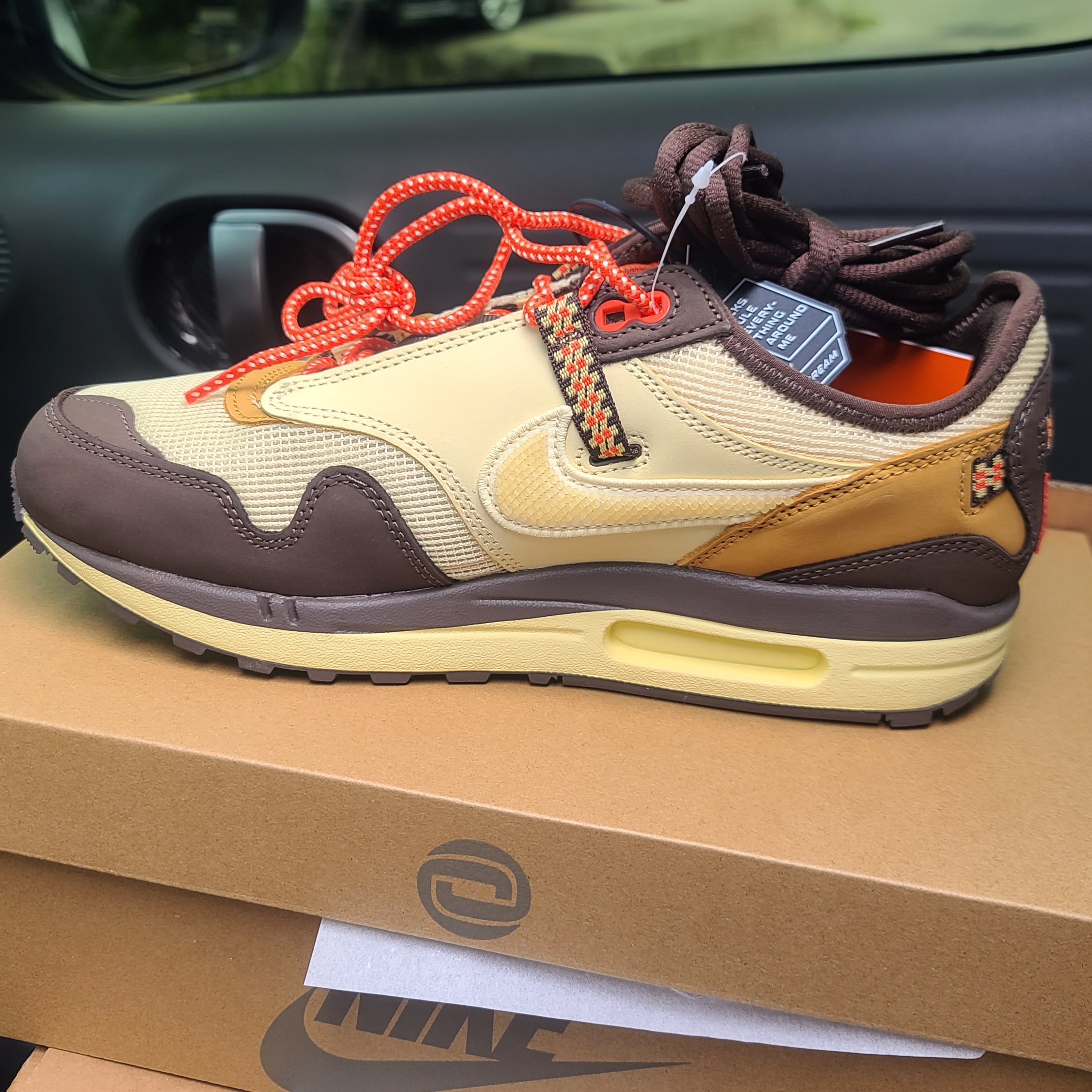 Nike x Travis Scott Air Max 1 Cact.us Brown 착용 스타일 - 2