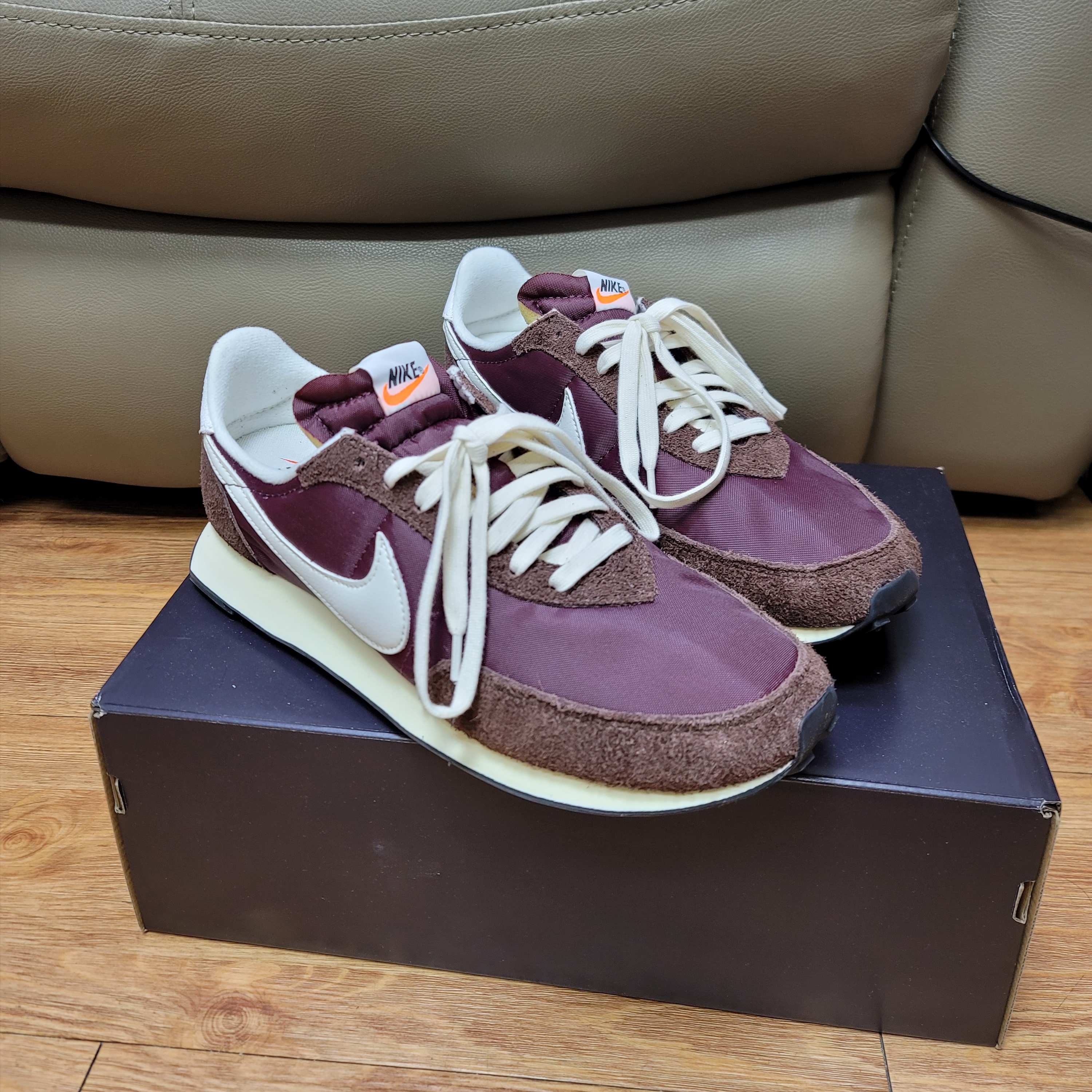 Nike Waffle Trainer 2 SE Burgundy Crush 착용 스타일