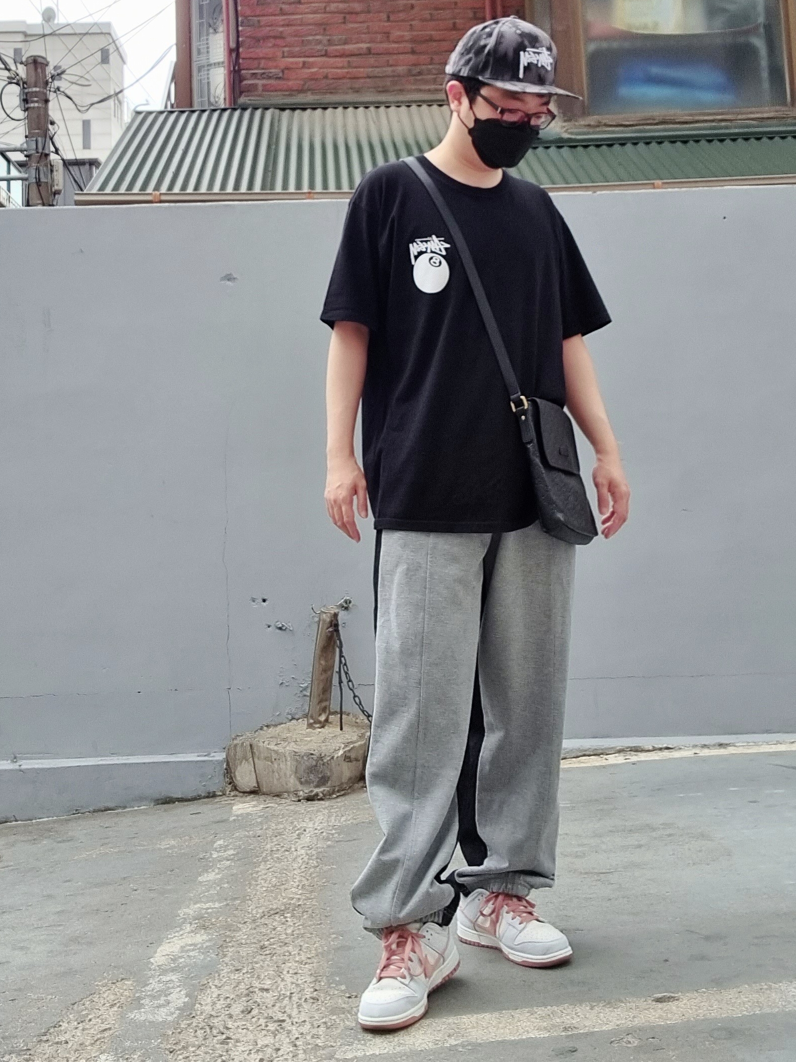 Stussy 8 Ball T-Shirt Black - 21SS, Nike Dunk Low Retro PRM Fossil Rose 착용 스타일 - 1