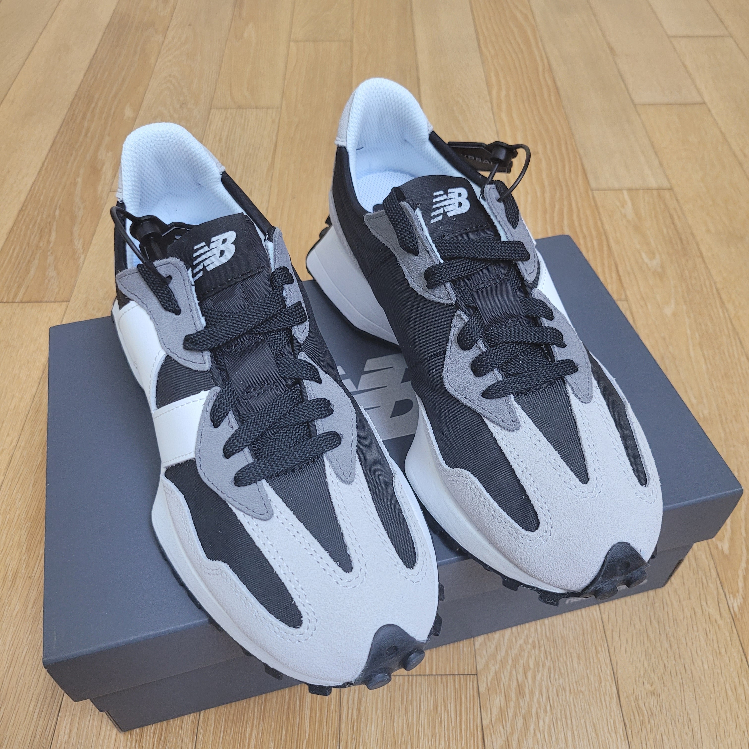 New Balance 327 Black Grey, New Balance 327 Shifted White Pack 착용 스타일 - 3