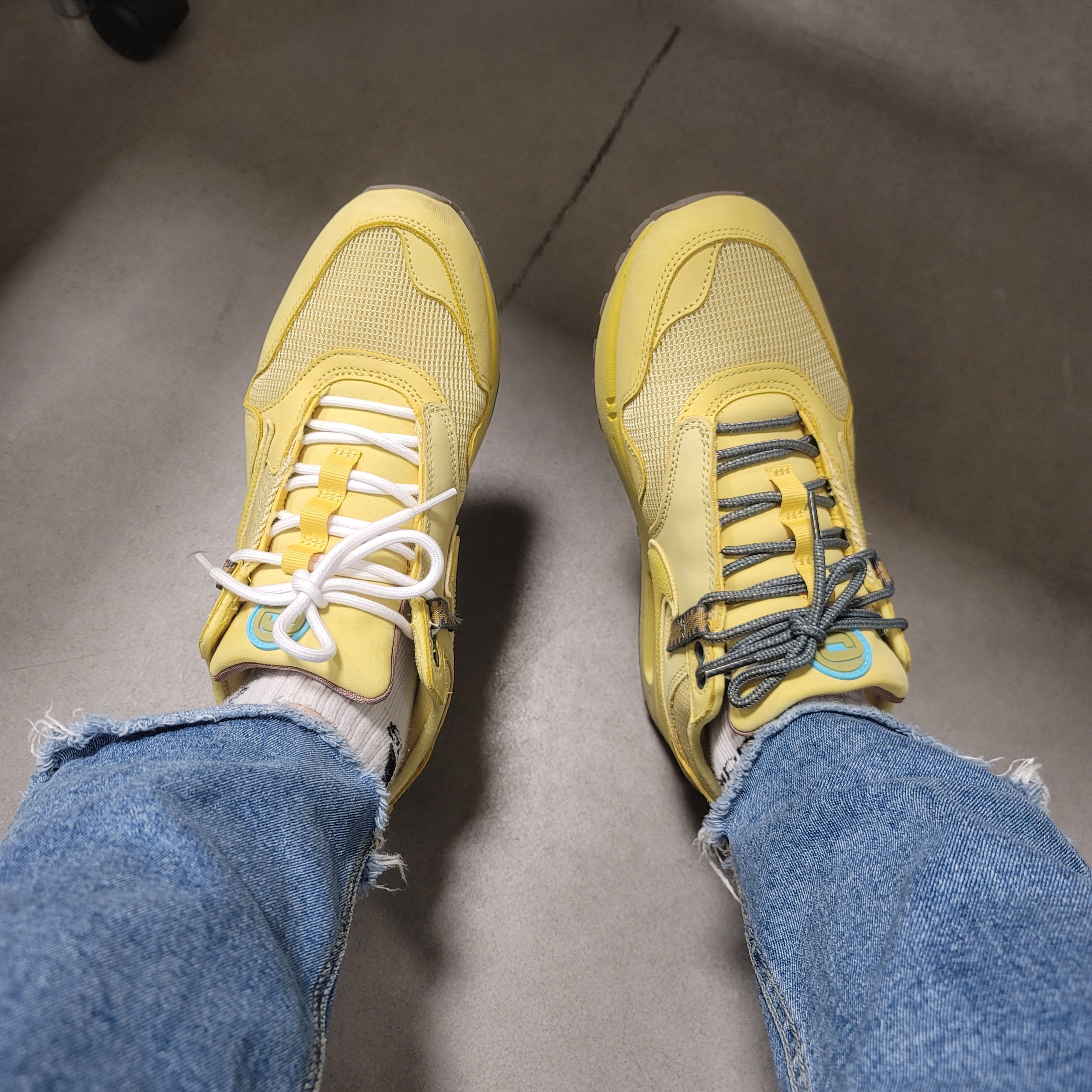 Nike x Travis Scott Air Max 1 Cact.us Gold 착용 스타일