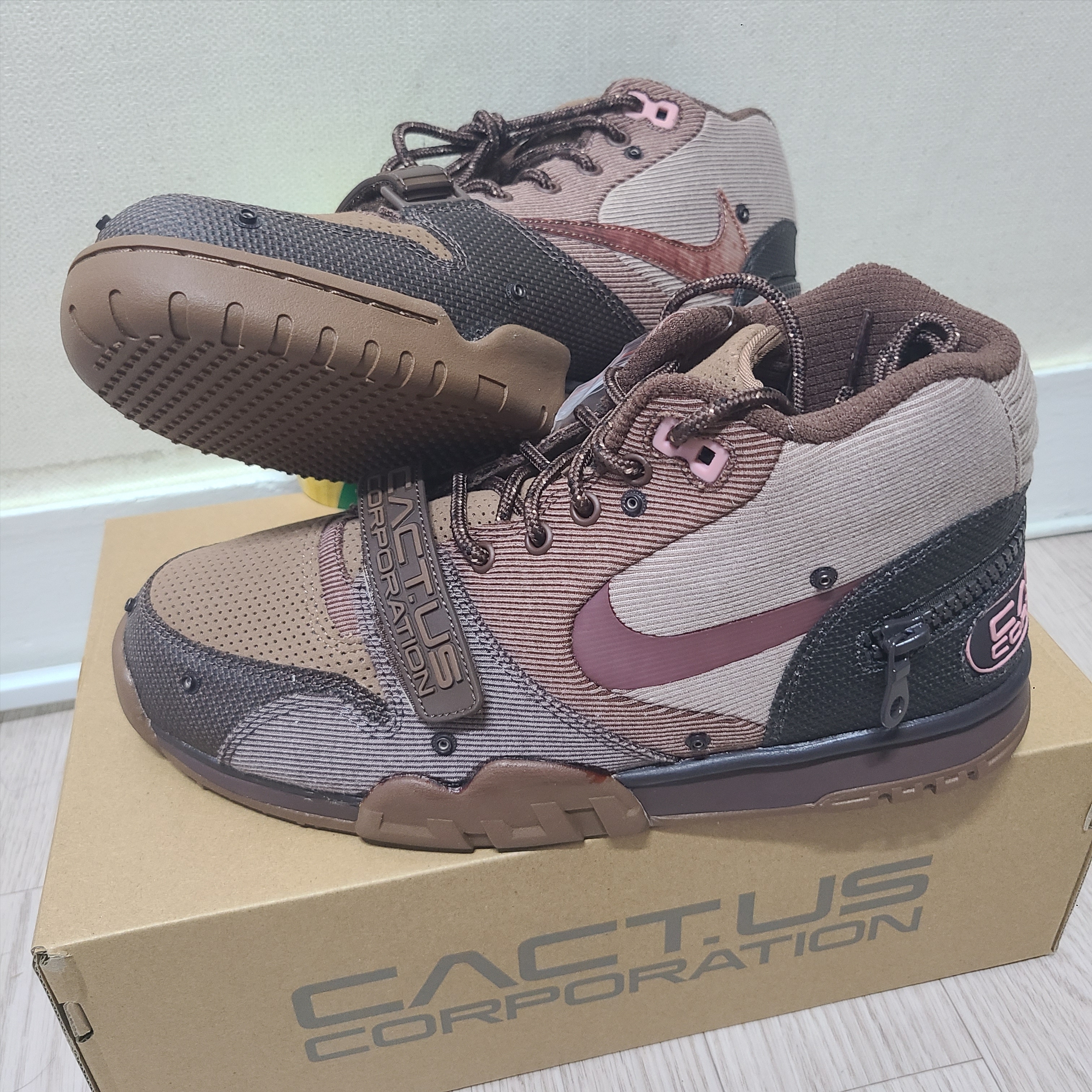 Nike x Travis Scott Air Trainer 1 Archaeo Brown and Rust Pink 착용 스타일 - 1