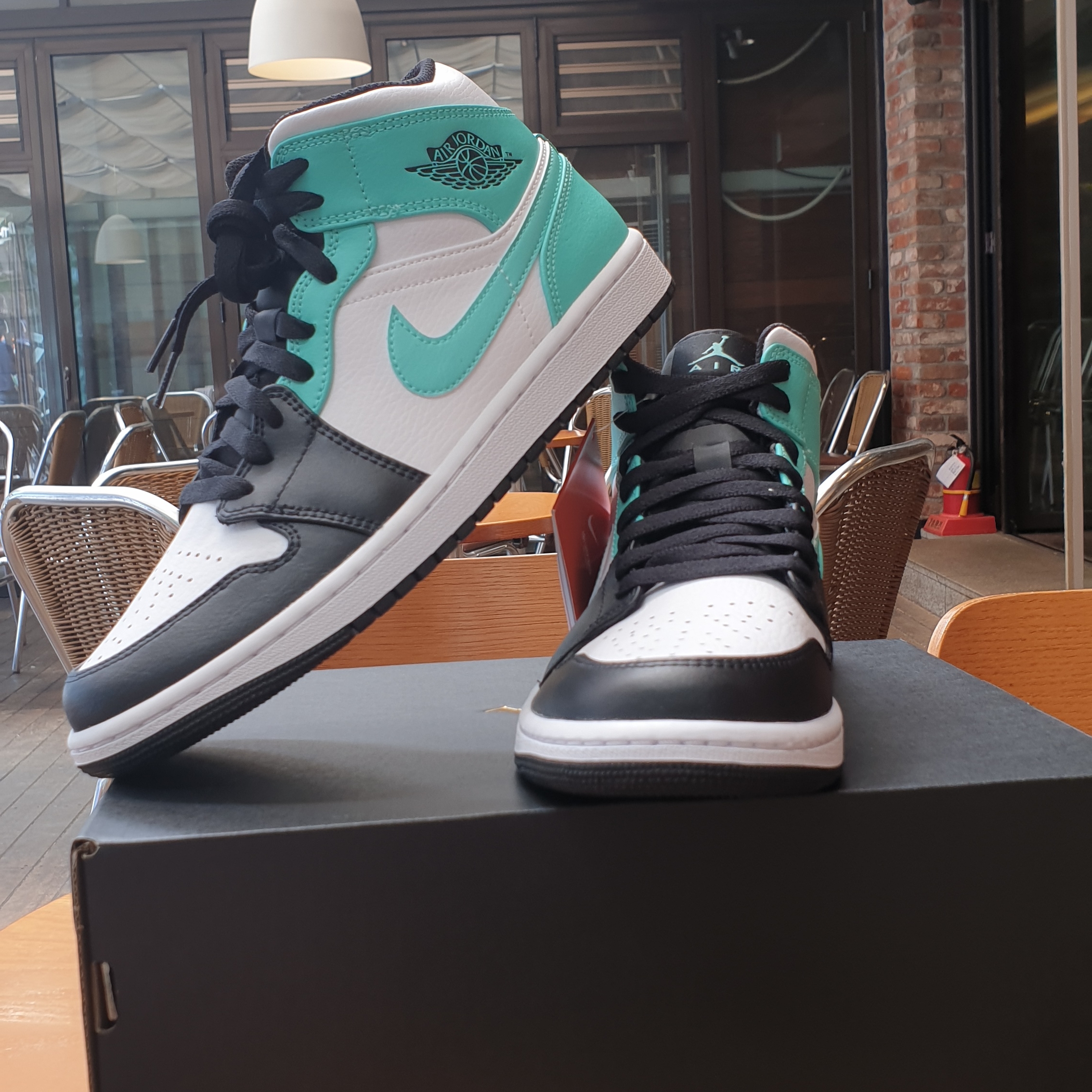 Jordan 1 Mid Tropical Twist 착용 스타일