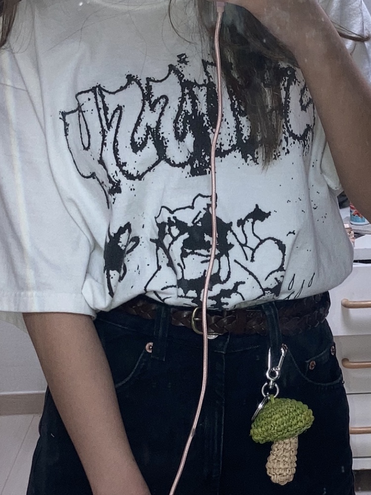 Stussy Bad Dream T-Shirt White, Stussy Mushroom Raffia Keychain 착용 스타일 - 2