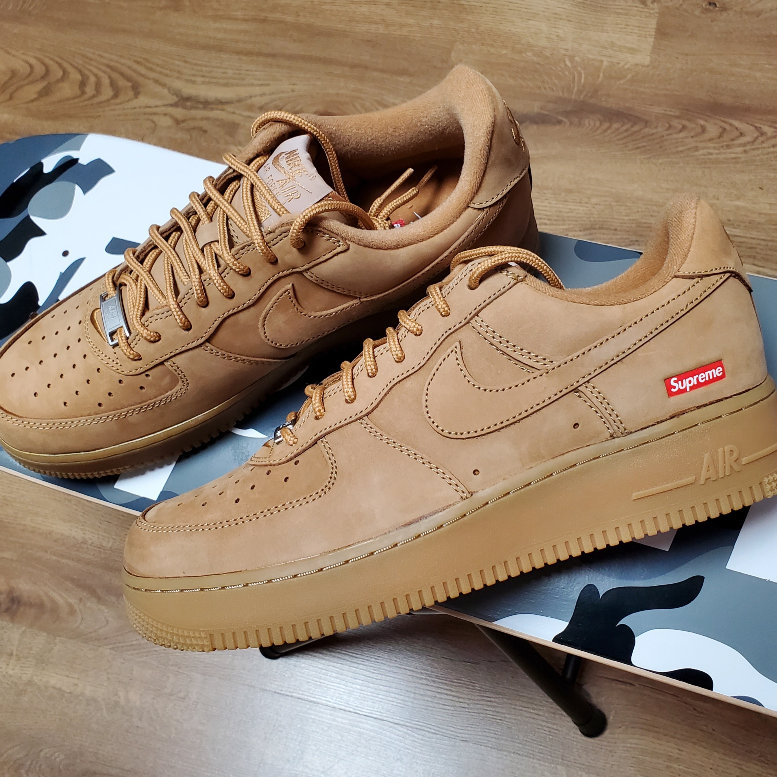 Jordan 1 Retro High OG Royal Toe, Nike x Supreme Air Force 1 Low Flax 착용 스타일 - 2
