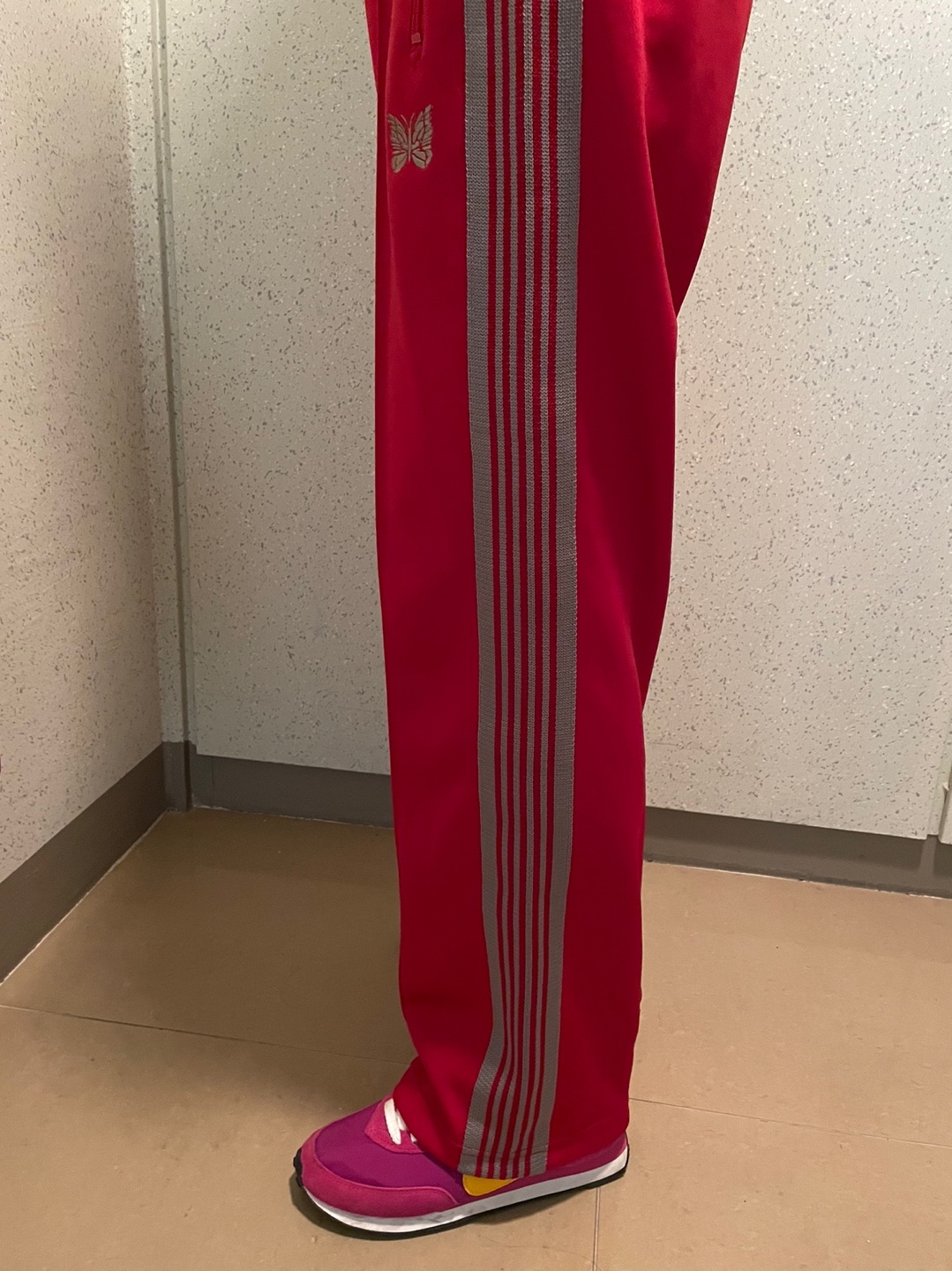Needles Straight Track Pants Poly Smooth Red, Nike Waffle Trainer 2 SP Fireberry 착용 스타일