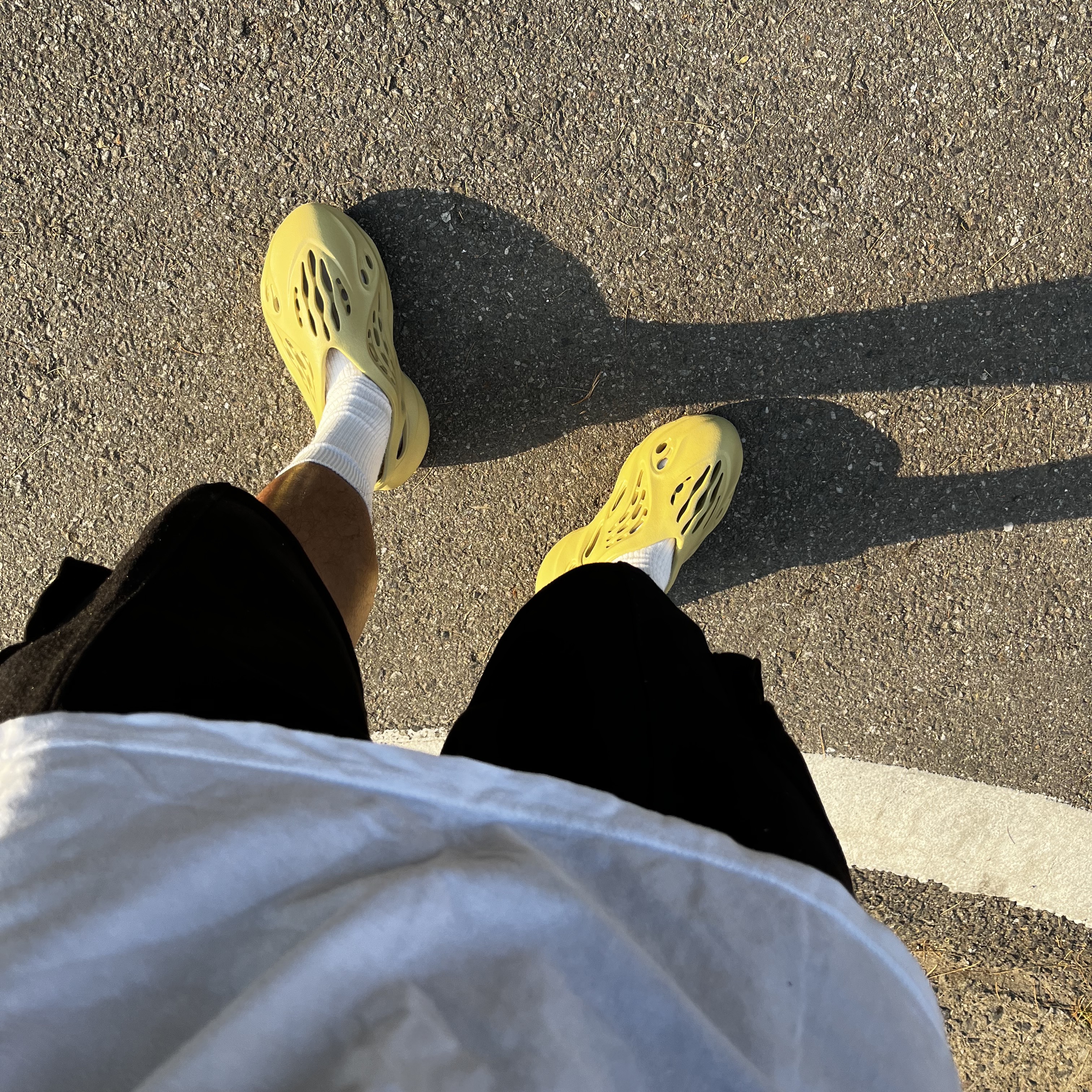 Adidas Yeezy Foam RNNR Sulfur 착용 스타일