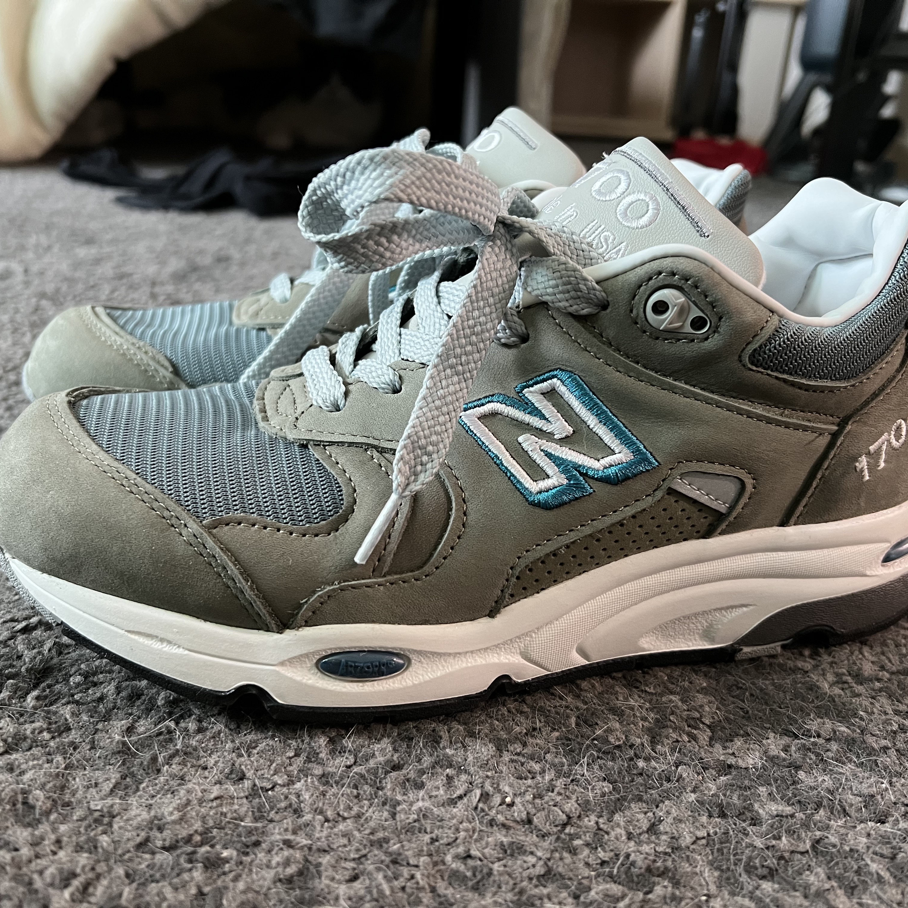 New Balance 1700 Made in USA Brown Steel Blue 착용 스타일