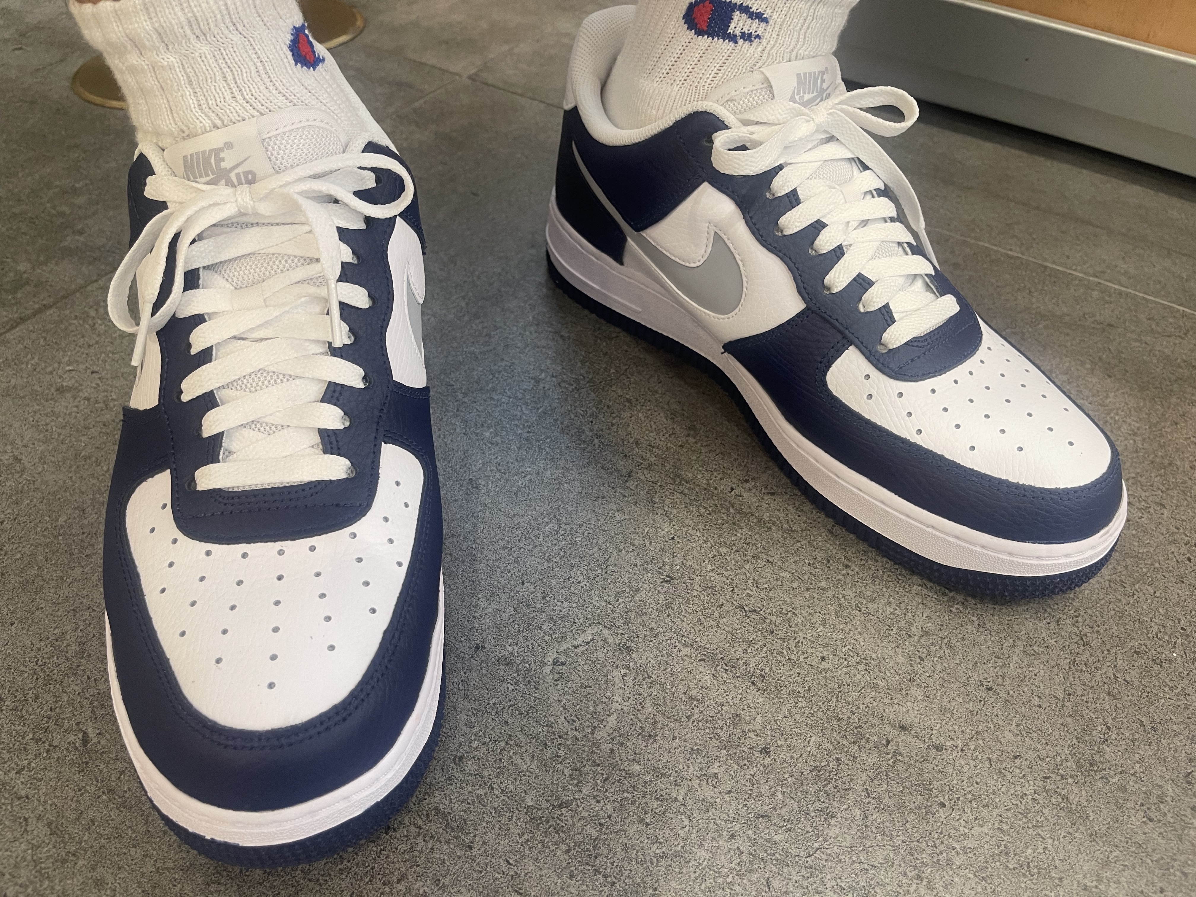 Nike Air Force 1 '07 Cut Out Swoosh Midnight Navy 착용 스타일