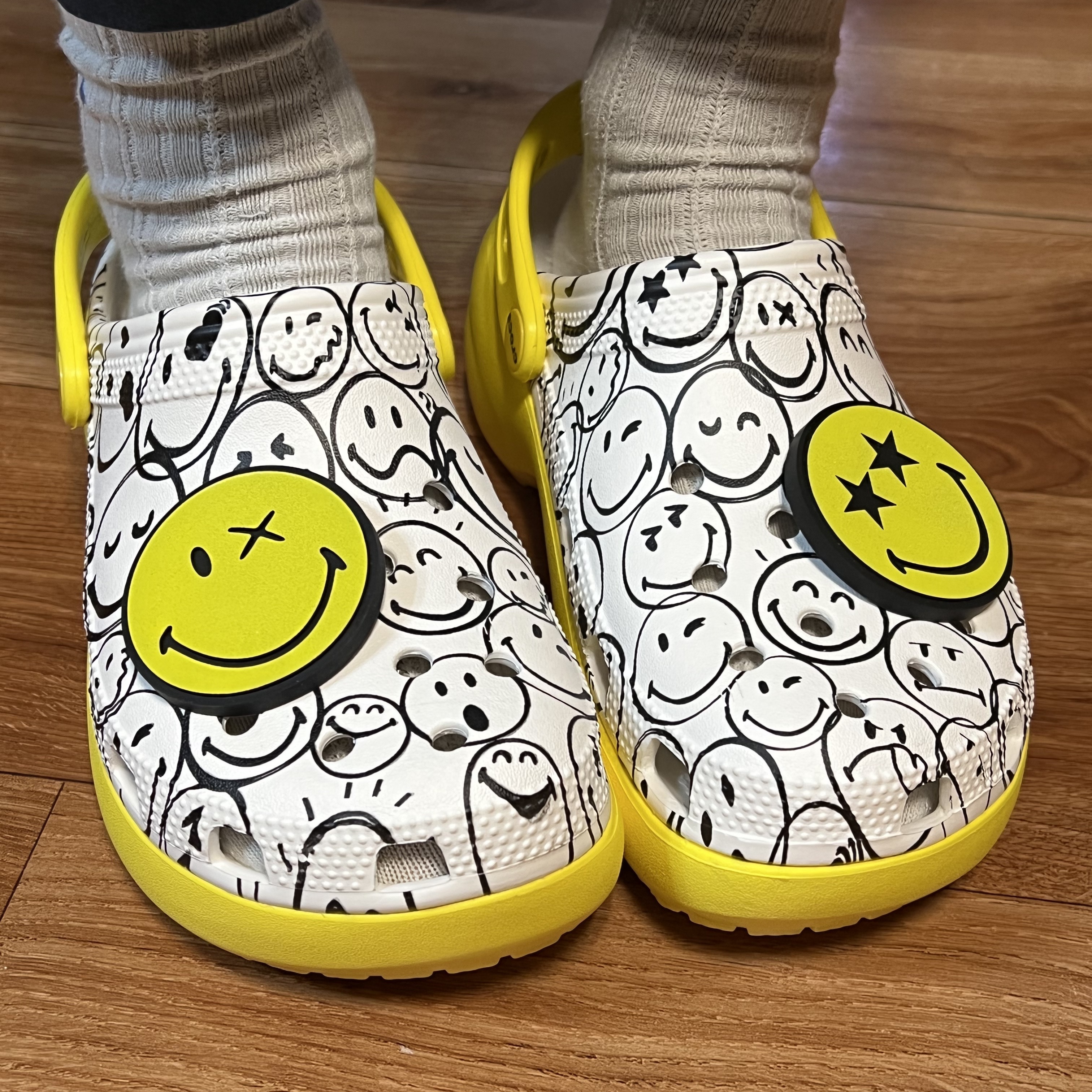 (W) Crocs x Smiley Classic Platform Clog White 착용 스타일 - 2