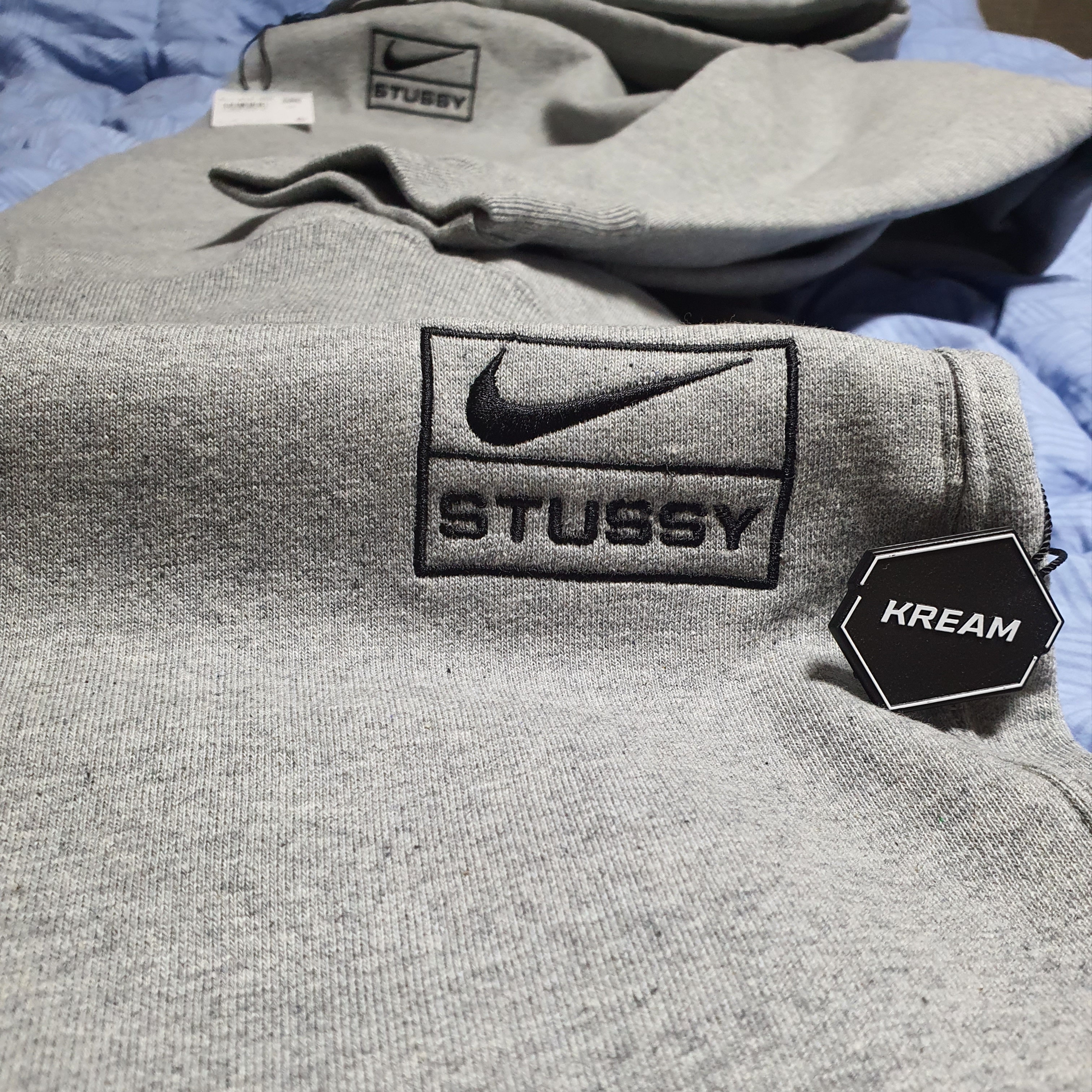 Nike x Stussy NRG RA Pullover Hoodie Dark Grey Heather (DJ9488-063), Nike x Stussy NRG RA Fleece Pants Dark Grey Heather (DJ9490-063) 착용 스타일 - 1