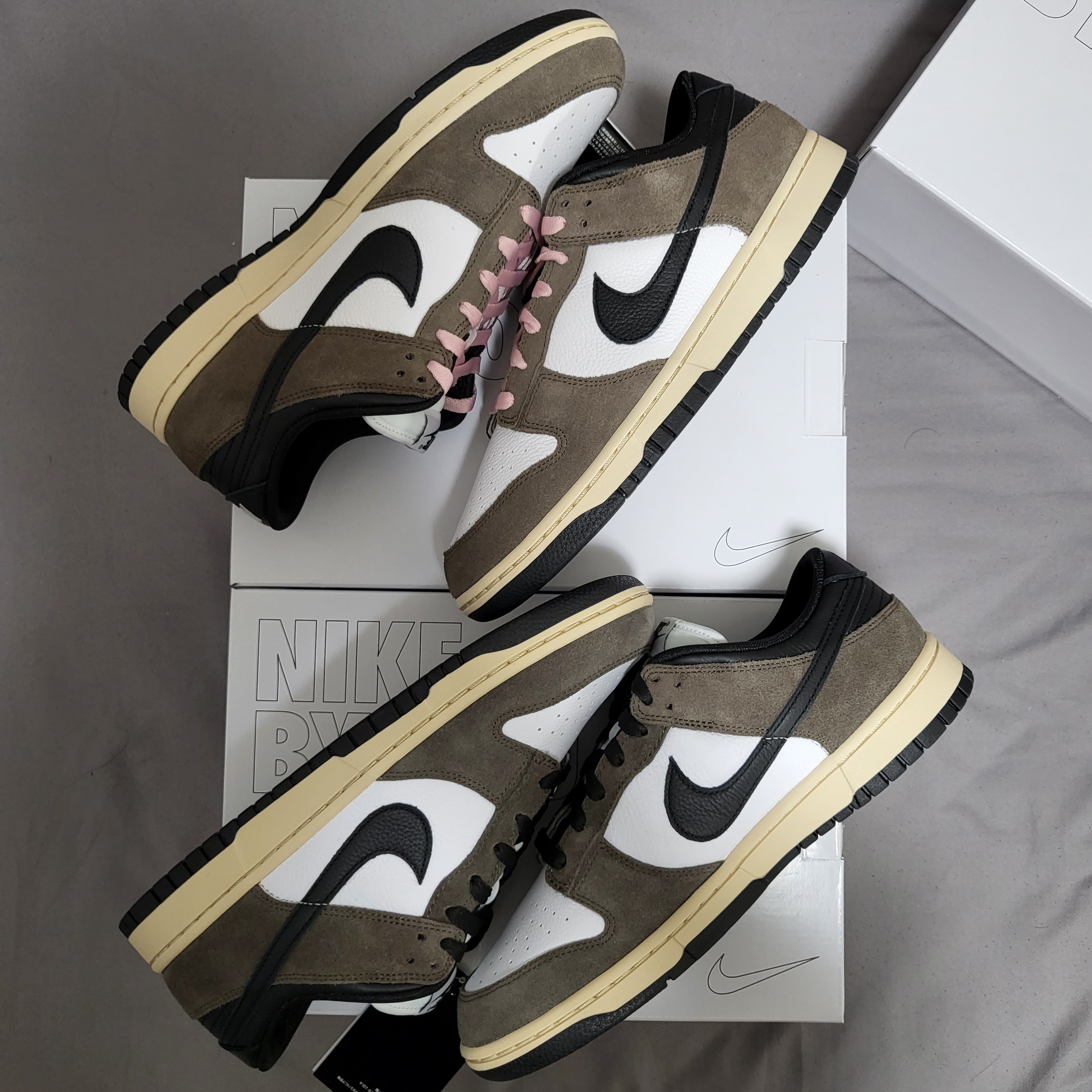 Jordan 1 x Travis Scott Retro High OG SP Mocha 착용 스타일 - 1
