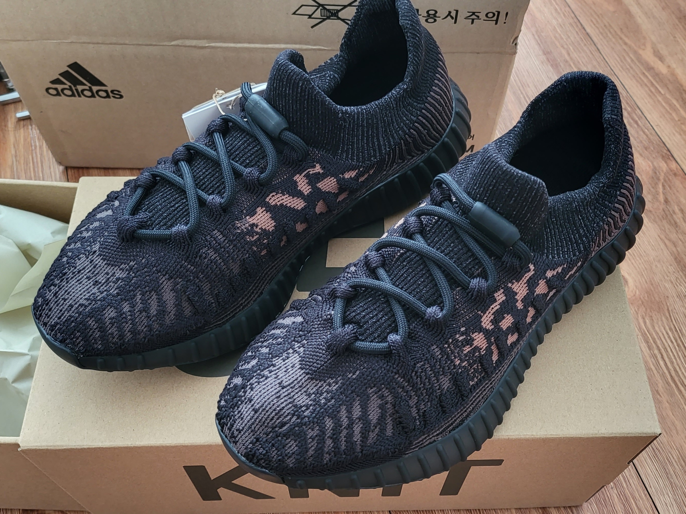 Adidas Yeezy 350 V2 CMPCT Slate Carbon 착용 스타일 - 1