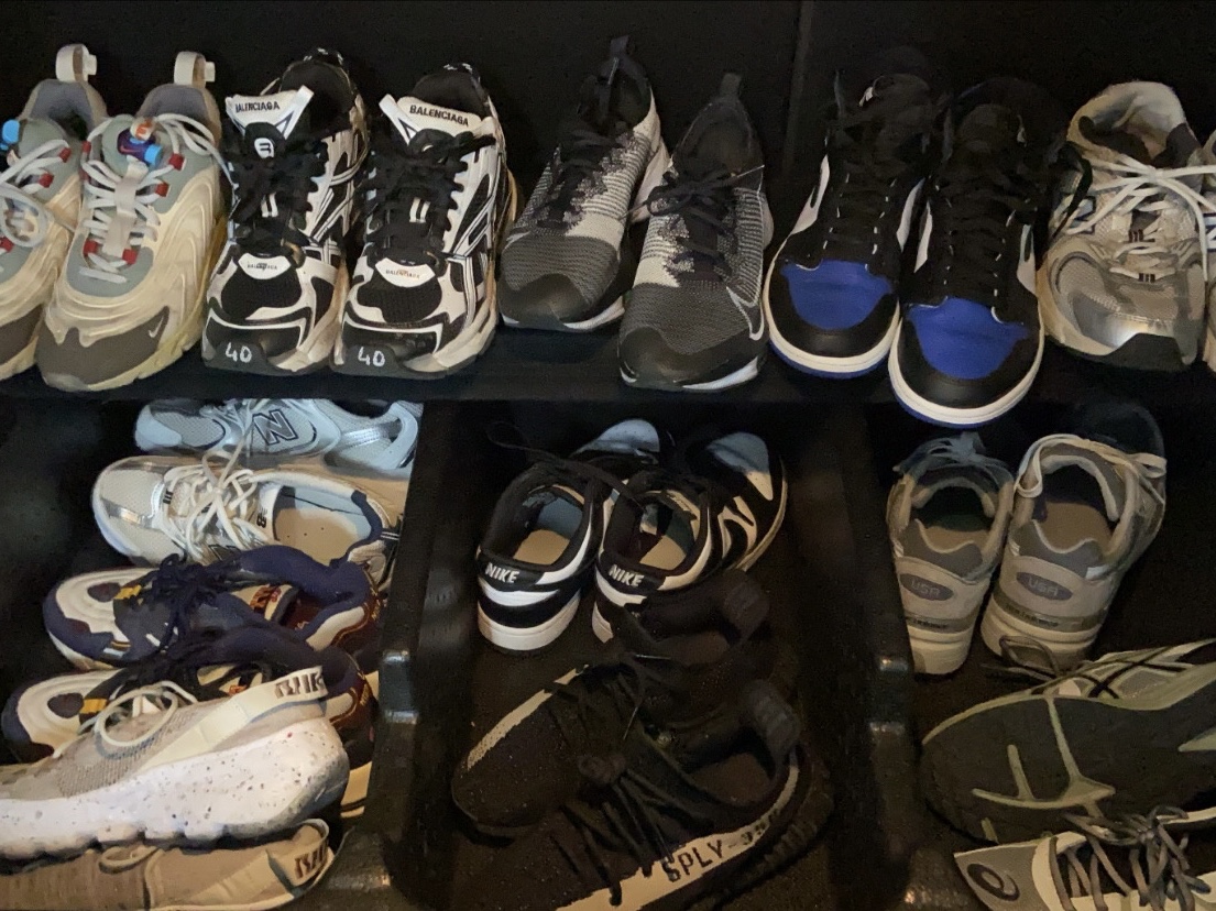 Balenciaga Runner Sneakers Black White, Nike x Travis Scott Air Max 270 React Cactus Trails 착용 스타일