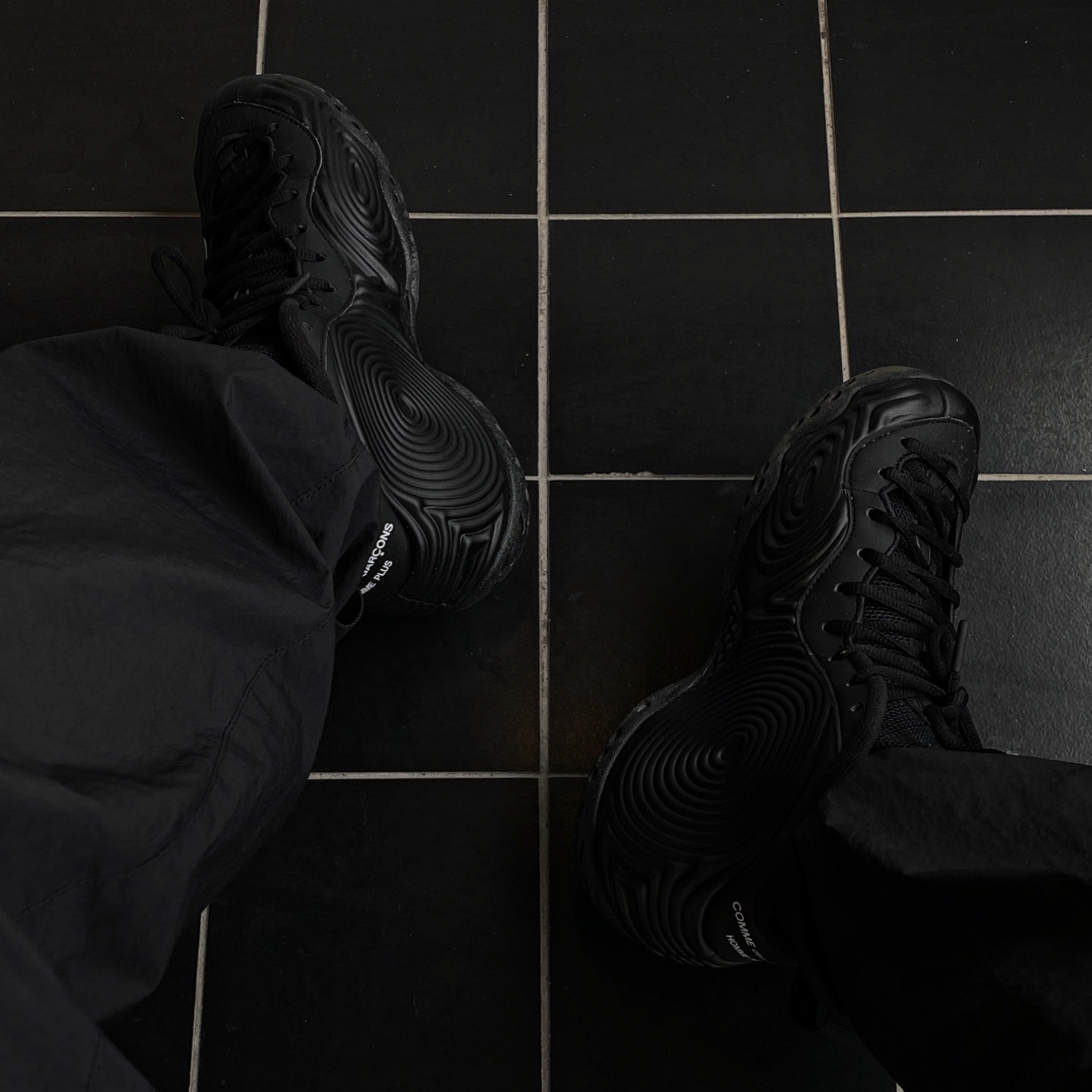 Nike x Comme des Garcons Homme Plus Air Foamposite One Black 착용 스타일 - 2